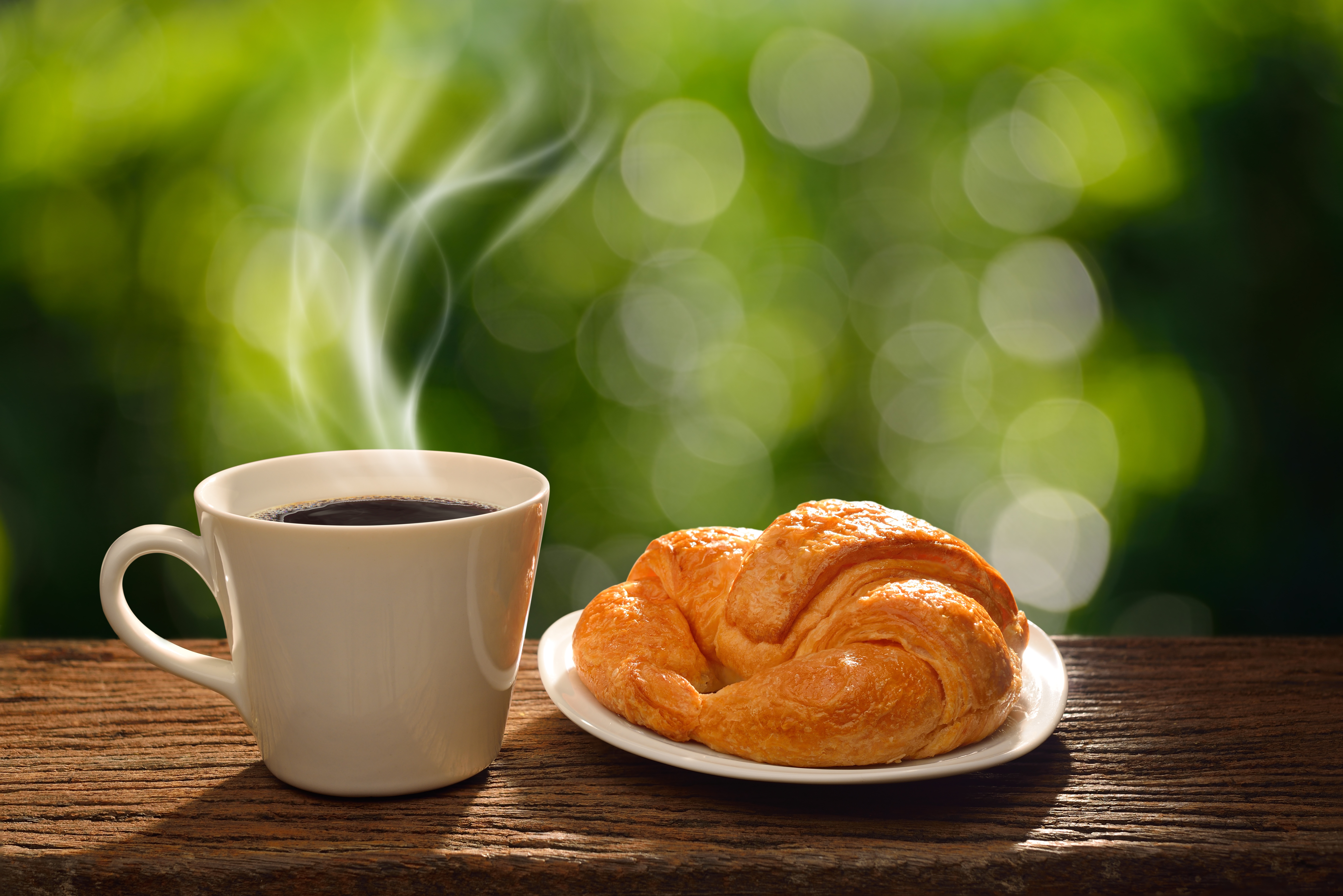 Baixe gratuitamente a imagem Comida, Café, Bokeh, Xícara, Café Da Manhã, Croissant na área de trabalho do seu PC