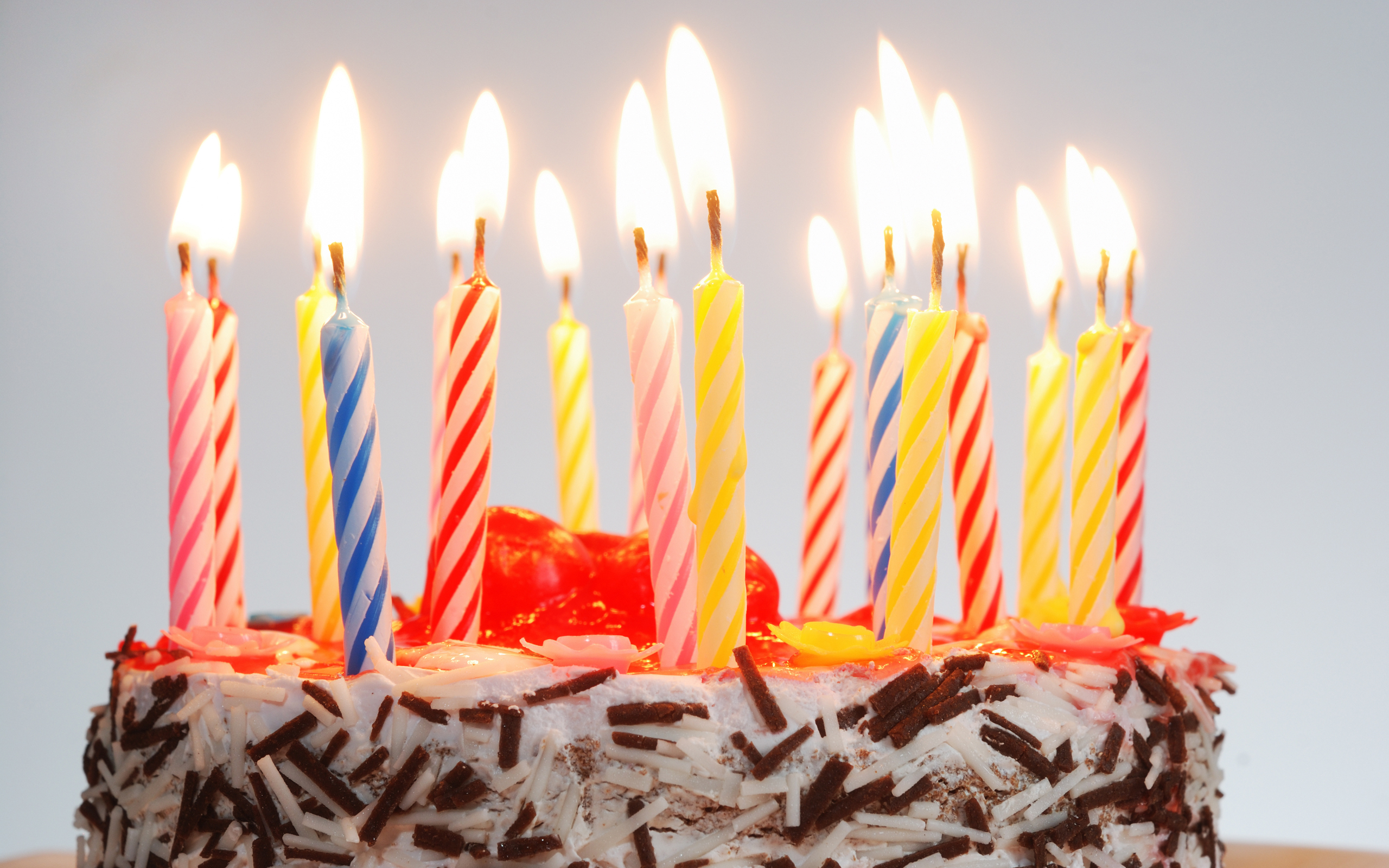 577749 скачать картинку красочный, праздничные, день рождения, торт, свеча - обои и заставки бесплатно