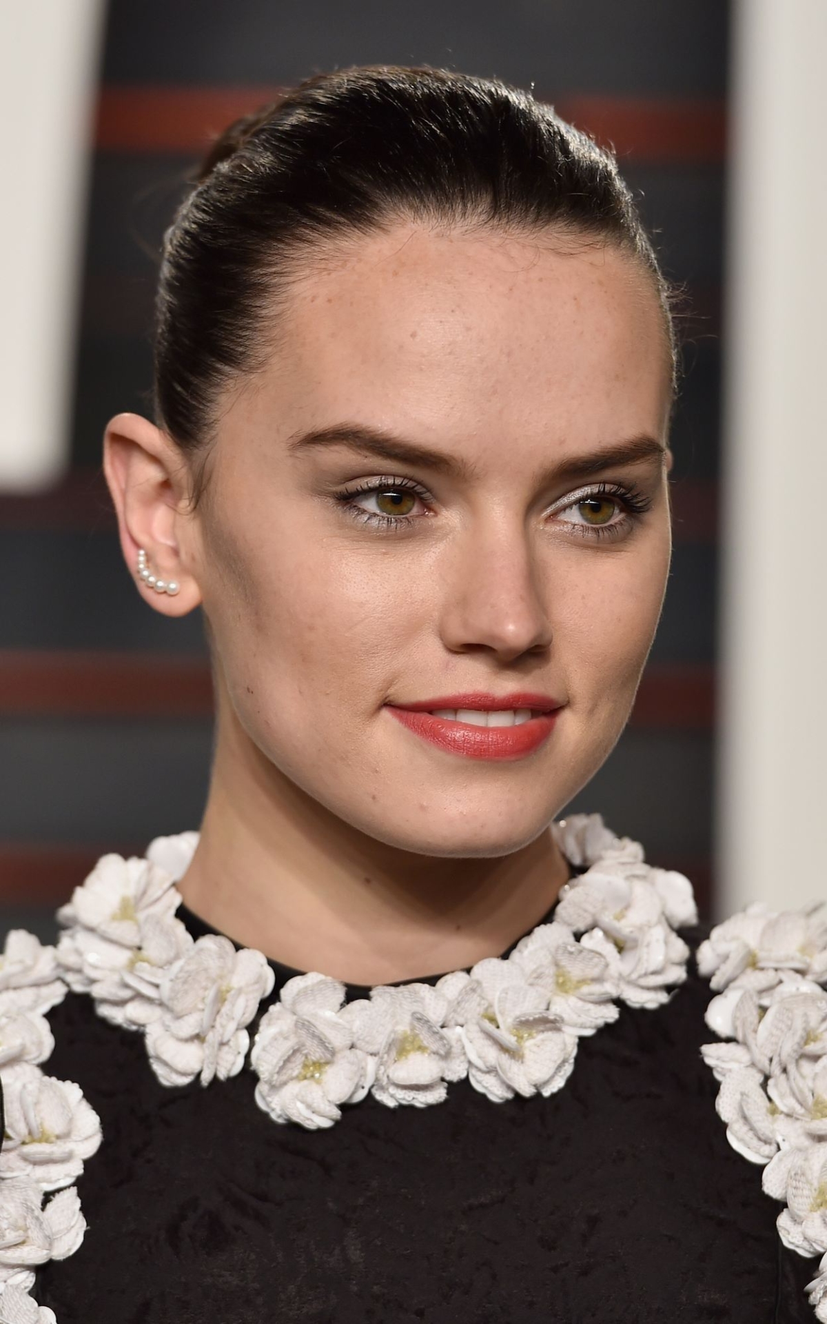 Download mobile wallpaper English, Face, Celebrity, Actress, Lipstick, Daisy Ridley for free.