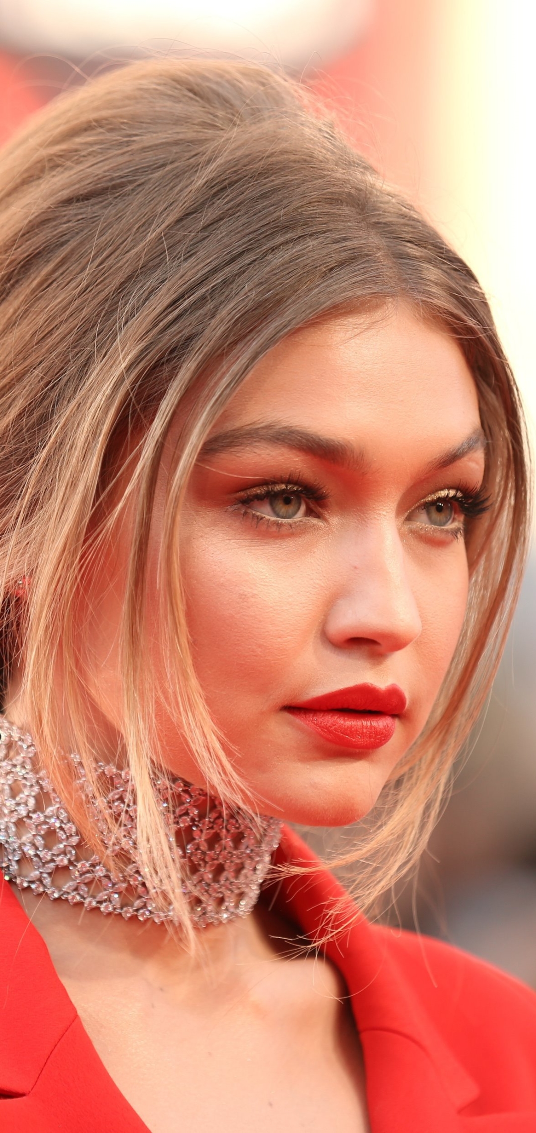 Descarga gratuita de fondo de pantalla para móvil de Rubio, Collar, Modelo, Americano, Celebridades, Rubia, Lápiz Labial, Gigi Hadid.