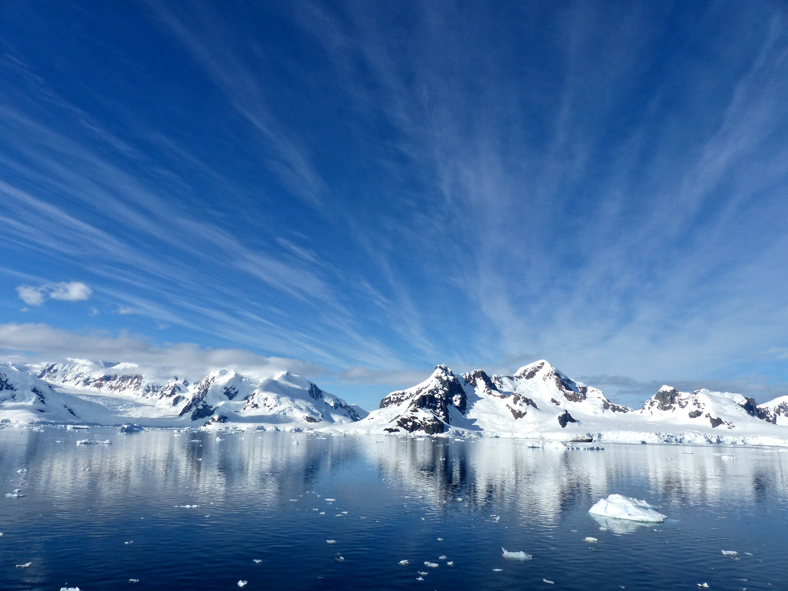 809819 скачать картинку антарктида, земля/природа, залив, синий, облака, лёд, гора, природа, райская гавань, небо, снег - обои и заставки бесплатно