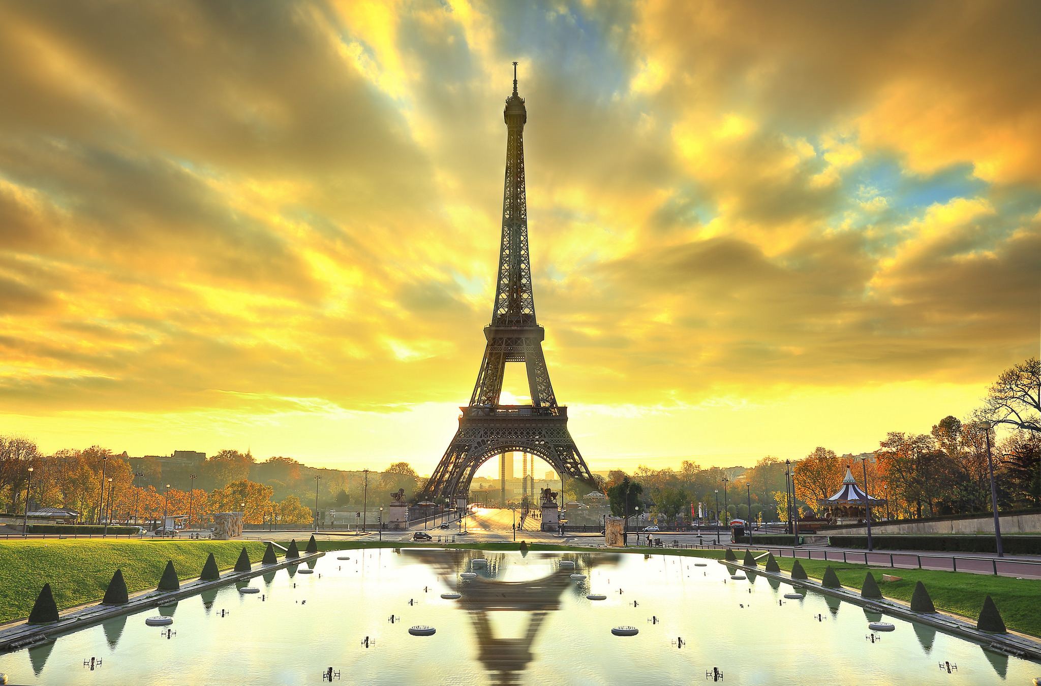 Handy-Wallpaper Paris, Eiffelturm, Sonnenaufgang, Frankreich, Wolke, Monument, Himmel, Monumente, Menschengemacht, Spiegelung kostenlos herunterladen.