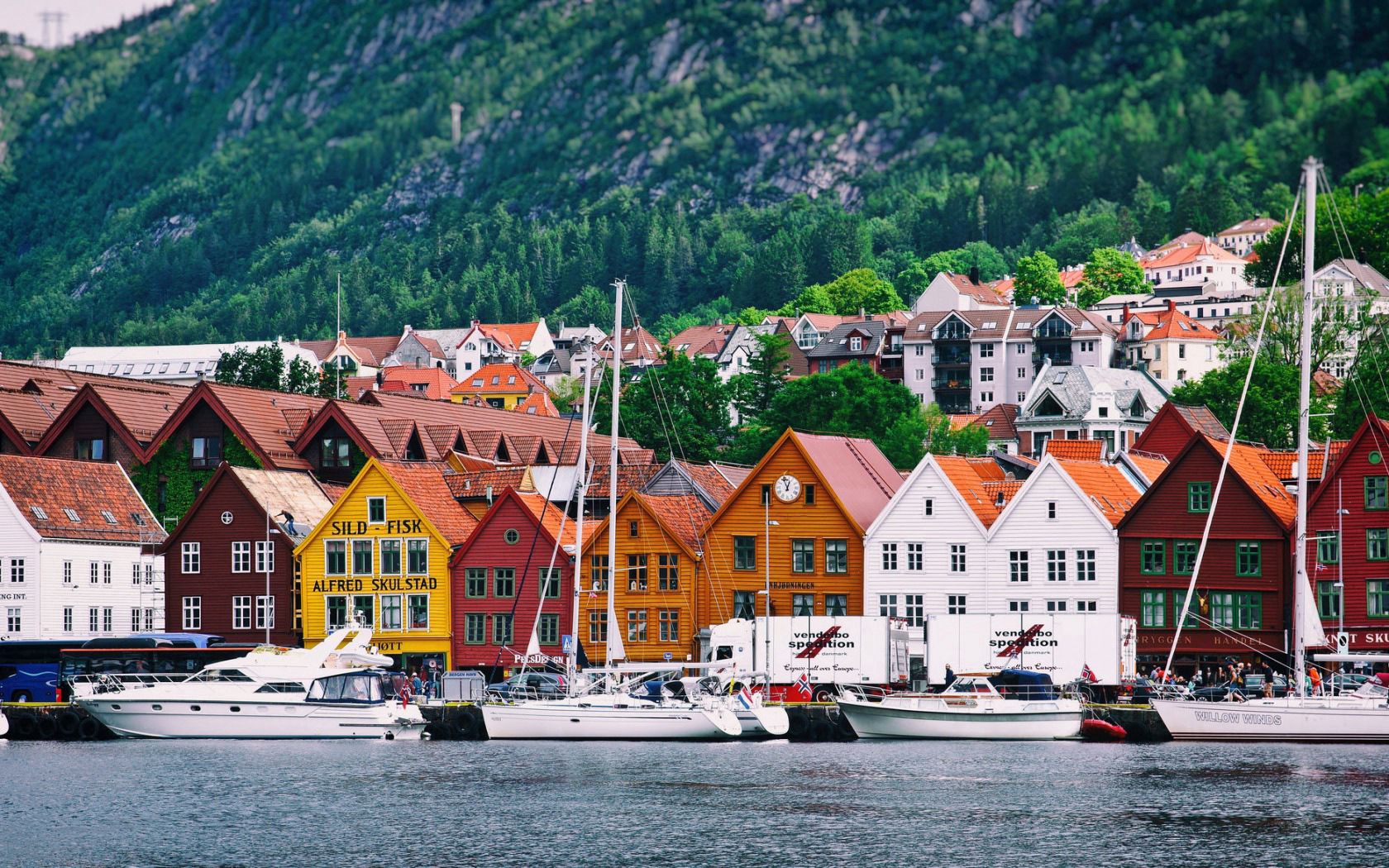126787 скачать картинку норвегия, дома, города, море, горы, яхты - обои и заставки бесплатно