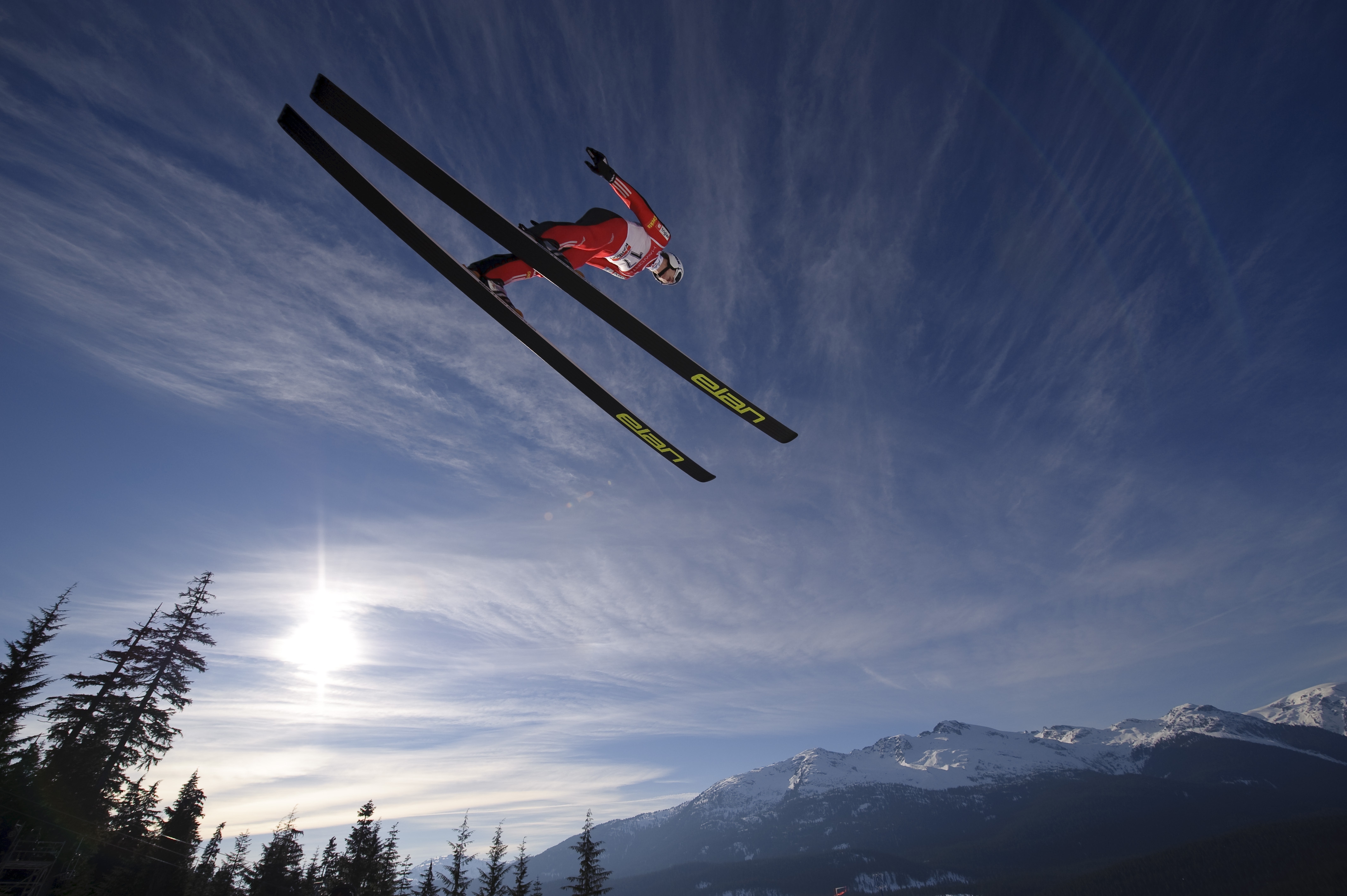 132233 Hintergrundbild herunterladen sport, sky, mountains, sun, flug, prallen, springen, skifahrer, skifahren - Bildschirmschoner und Bilder kostenlos
