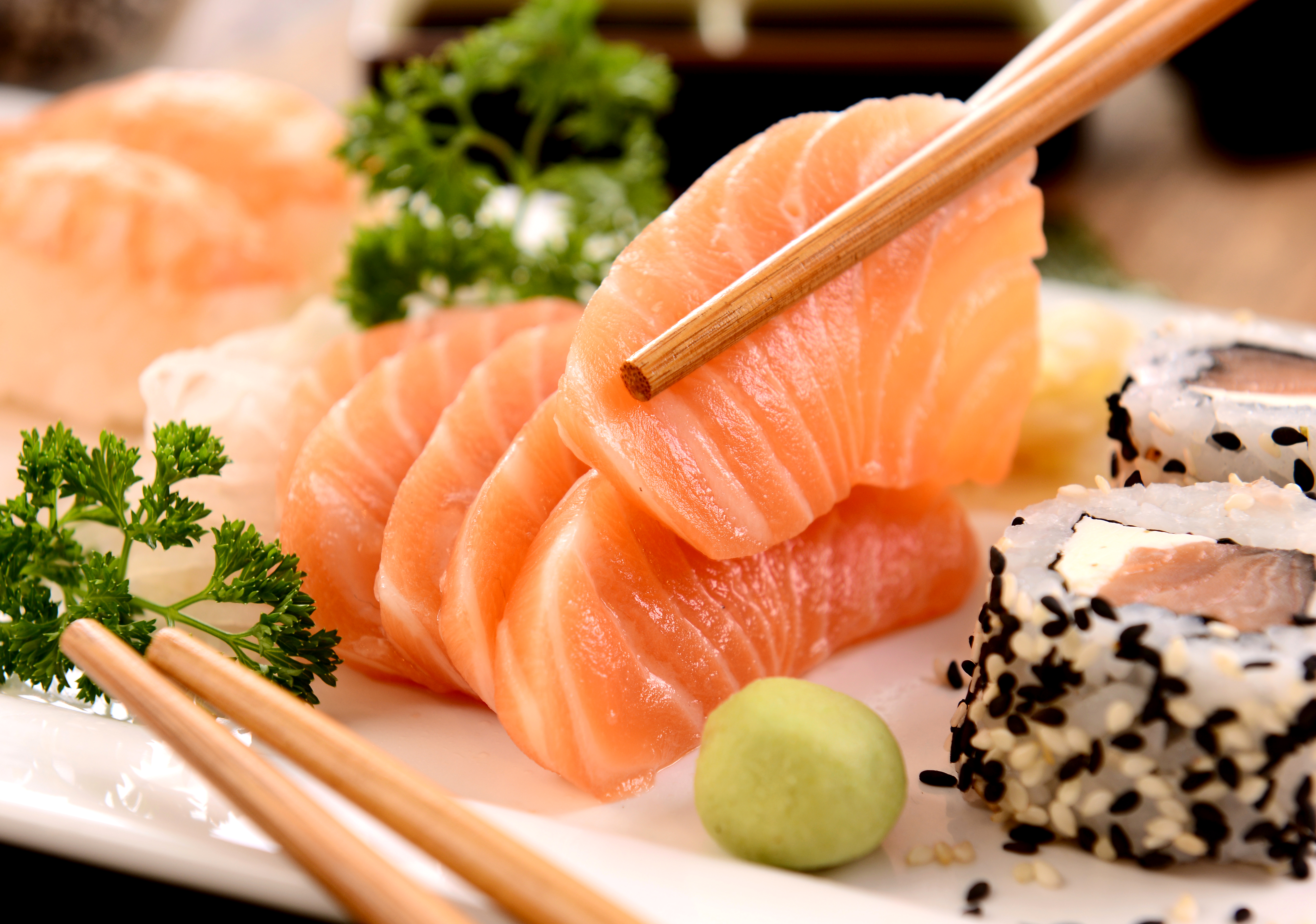 773952 Bild herunterladen nahrungsmittel, sushi, fisch, mahlzeit, meeresfrüchte - Hintergrundbilder und Bildschirmschoner kostenlos