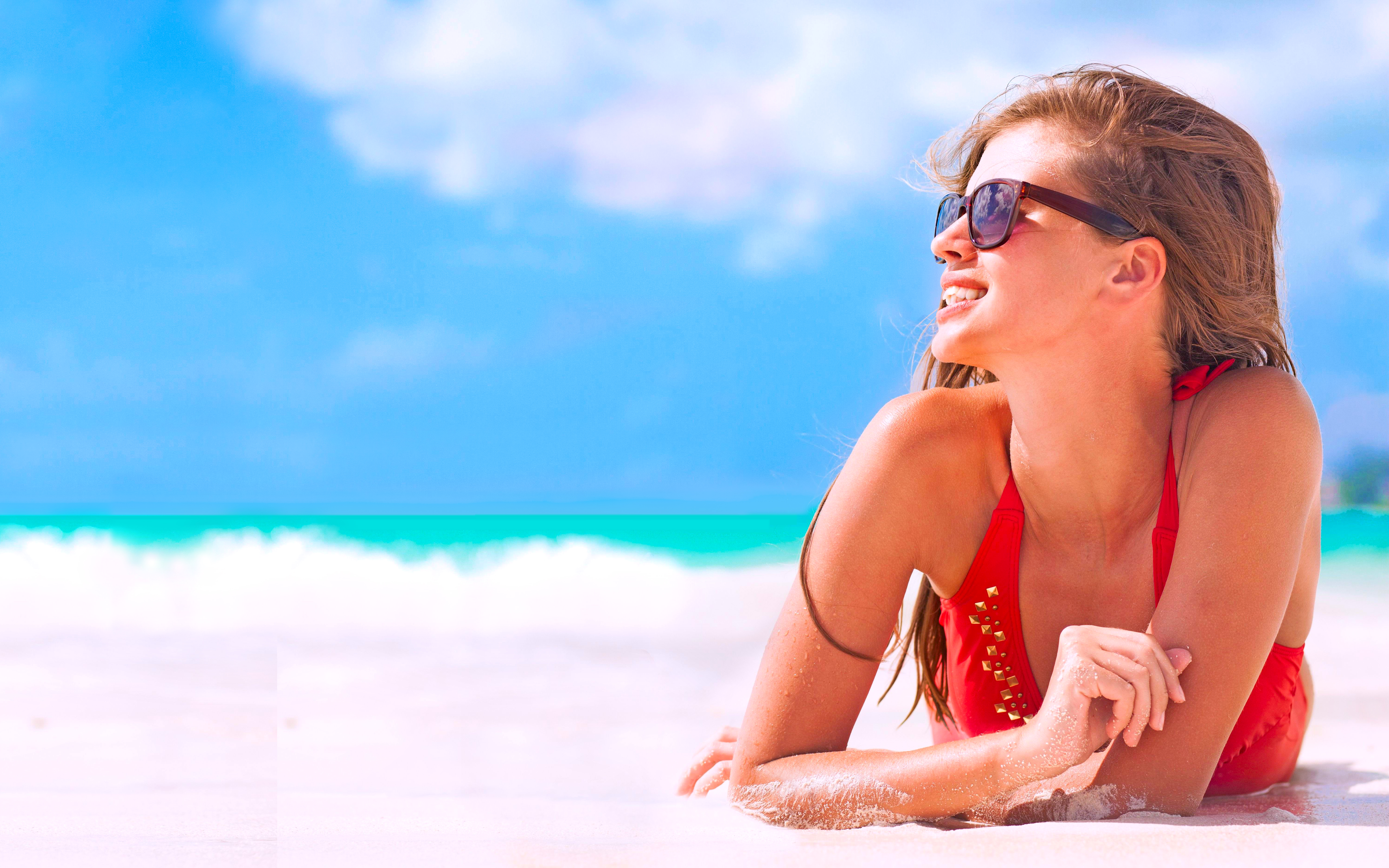 Laden Sie das Strand, Lächeln, Sonnig, Sonnenbrille, Frauen, Schönheiten-Bild kostenlos auf Ihren PC-Desktop herunter