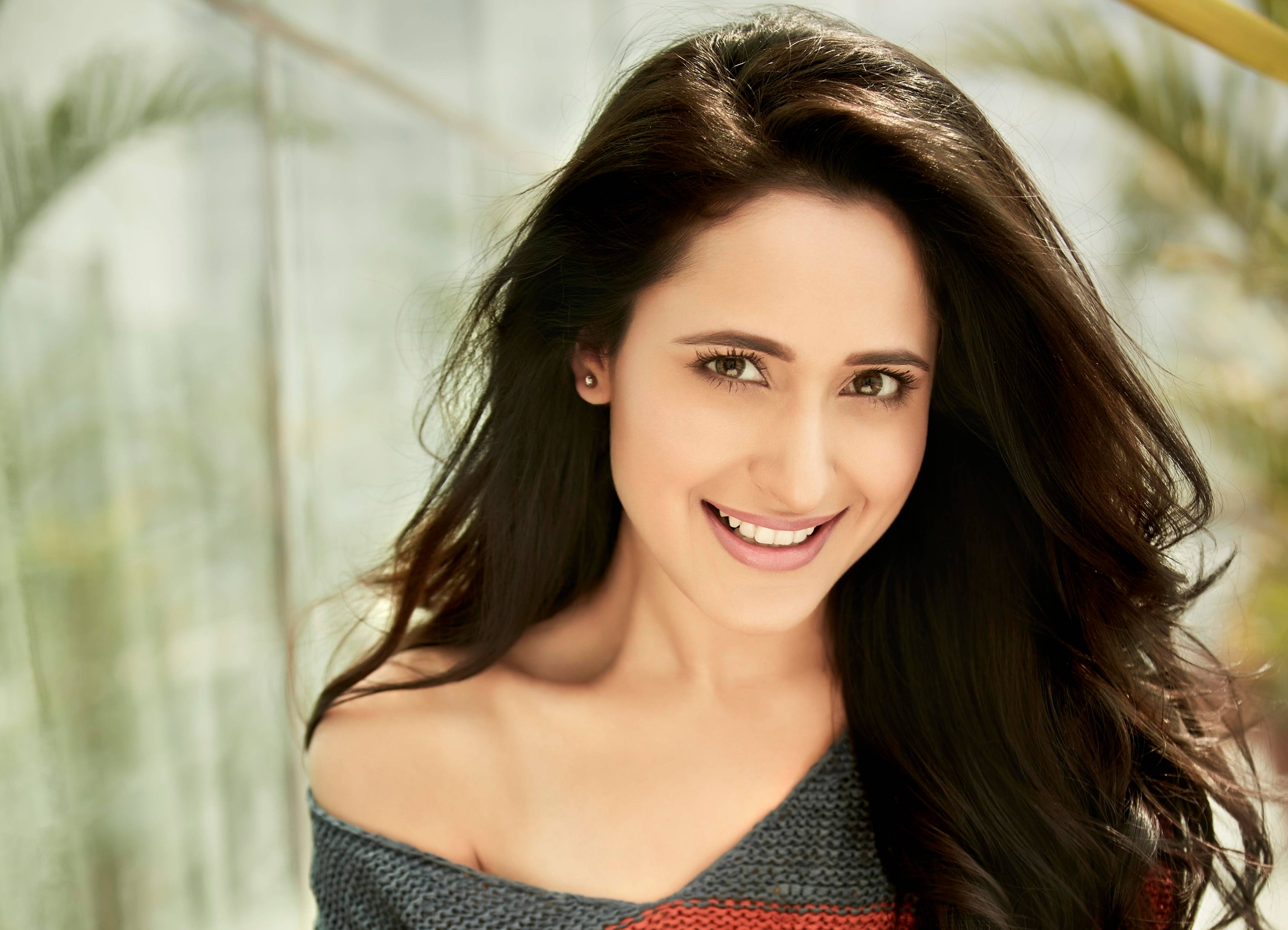 Laden Sie Pragya Jaiswal HD-Desktop-Hintergründe herunter