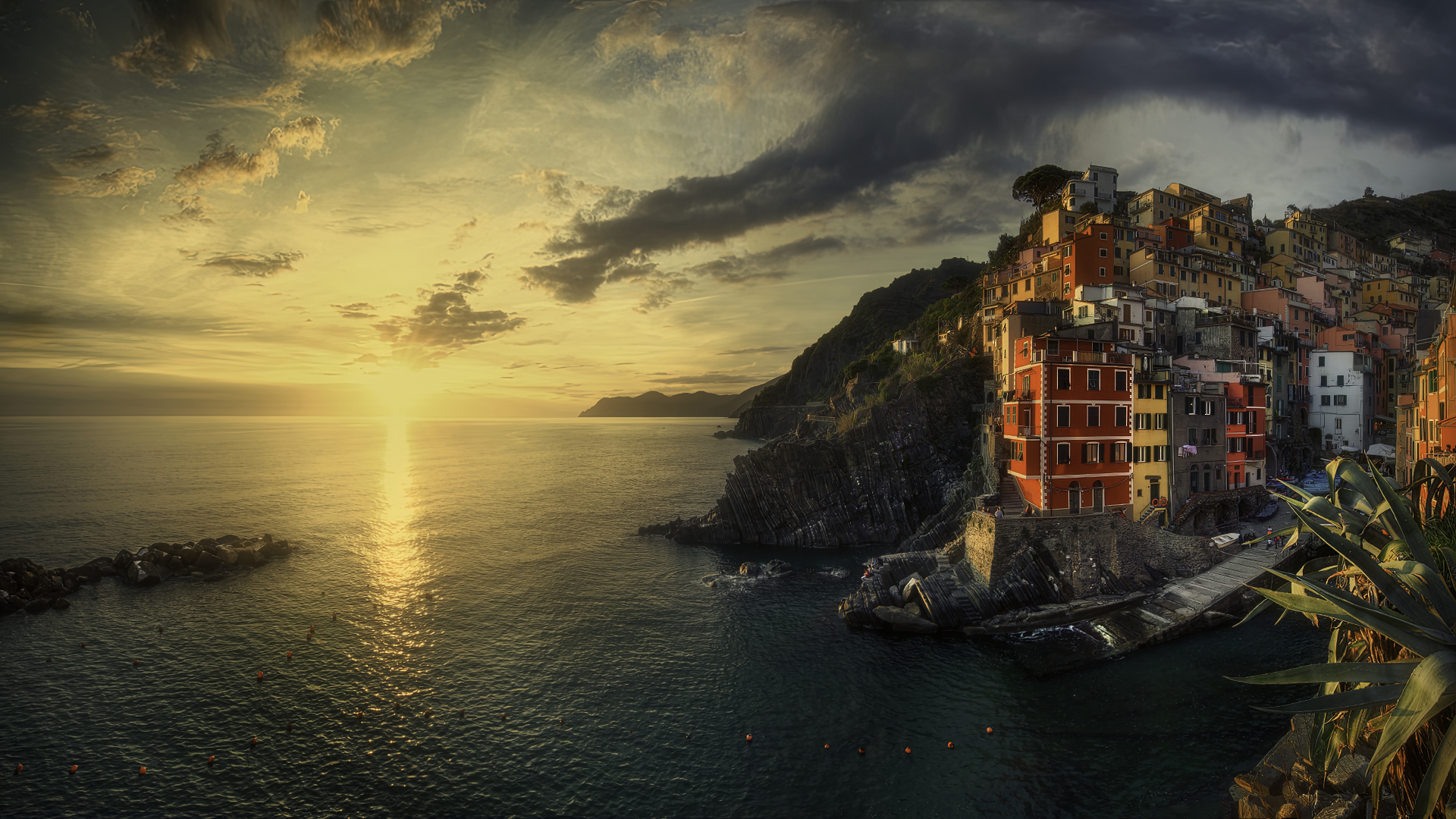 Handy-Wallpaper Städte, Wasser, Sonnenuntergang, Manarola, Cinque Terre, Menschengemacht kostenlos herunterladen.