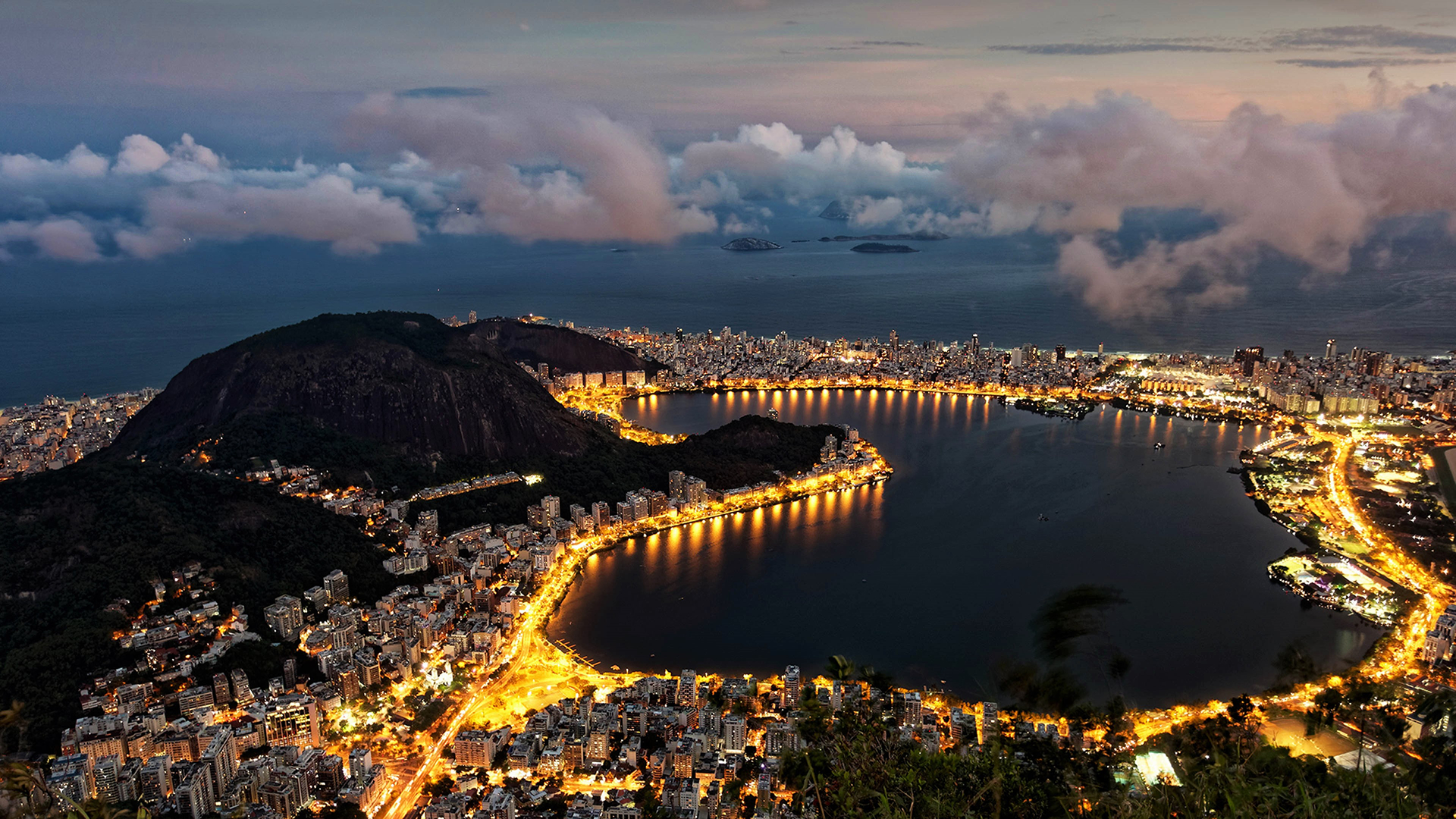 Скачать картинку Города, Город, Свет, Океан, Рио Де Жанейро, Сделано Человеком в телефон бесплатно.