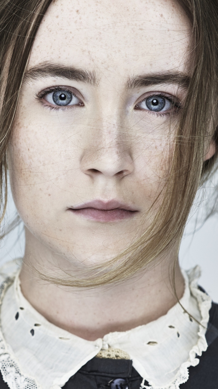 Handy-Wallpaper Gesicht, Blaue Augen, Irisch, Sommersprossen, Berühmtheiten, Darstellerin, Saoirse Ronan kostenlos herunterladen.