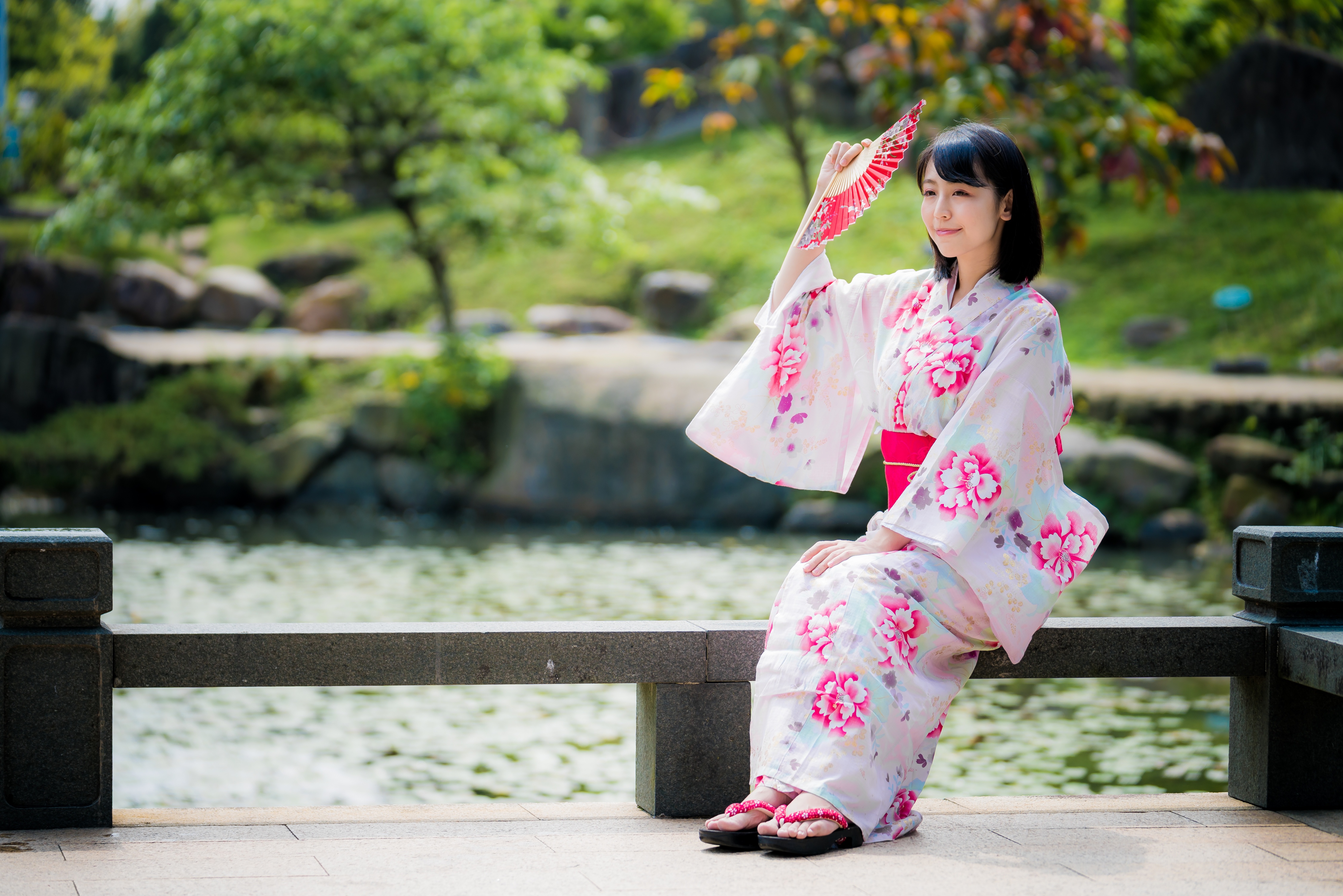 Laden Sie das Kimono, Modell, Fan, Frauen, Schwarzes Haar, Asiatinnen, Tiefenschärfe-Bild kostenlos auf Ihren PC-Desktop herunter