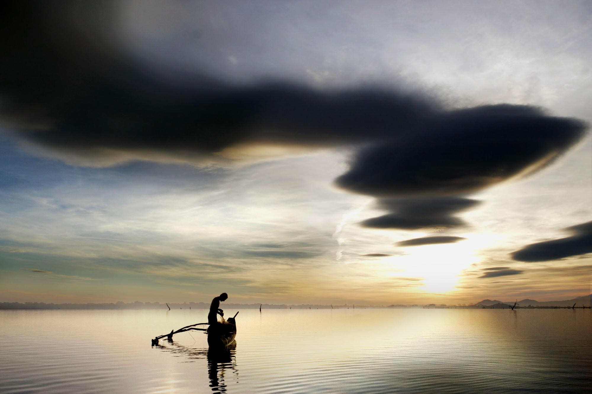 210803 скачать картинку фотографии, рыбак, лодка, облака, ловит рыбу, озеро, небо, восход солнца - обои и заставки бесплатно