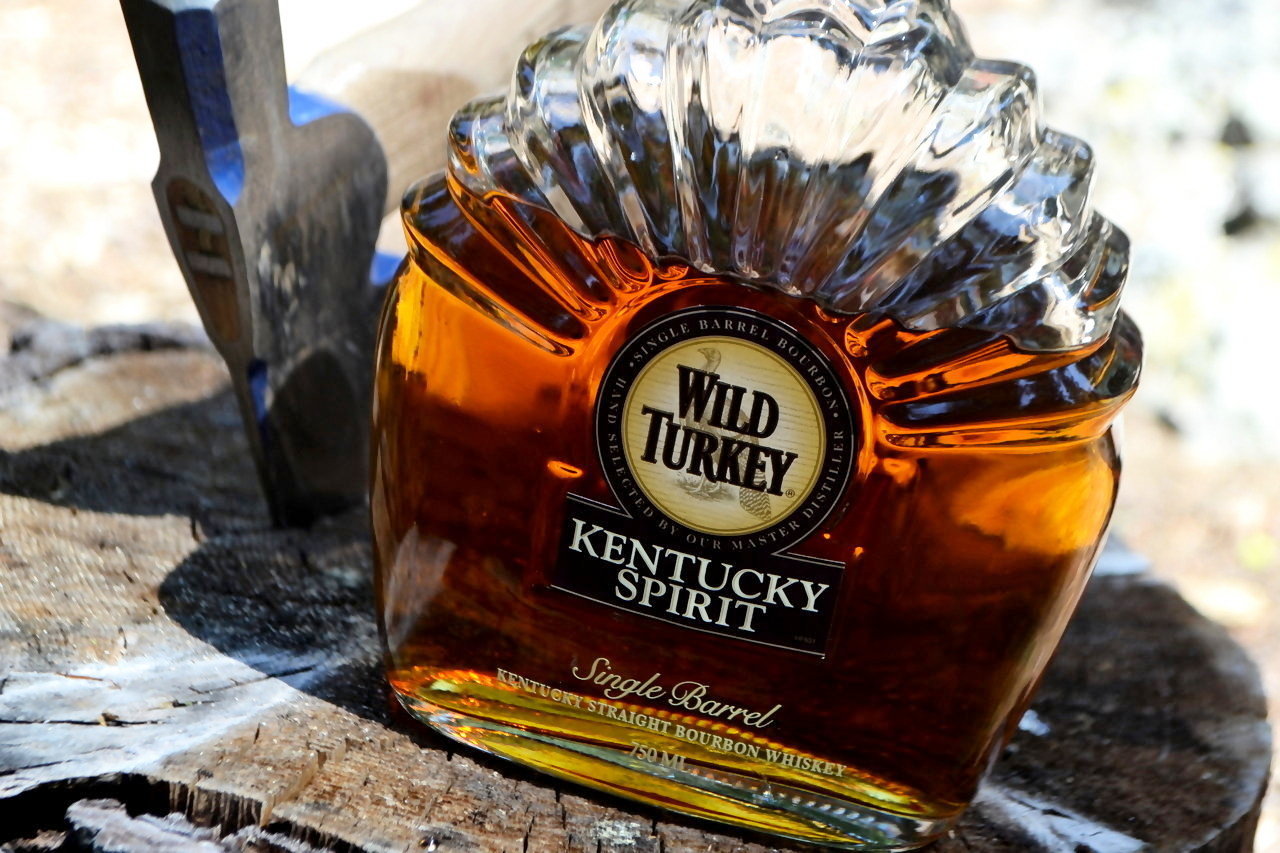 Die besten Wild Turkey Bourbon Whiskey-Hintergründe für den Telefonbildschirm