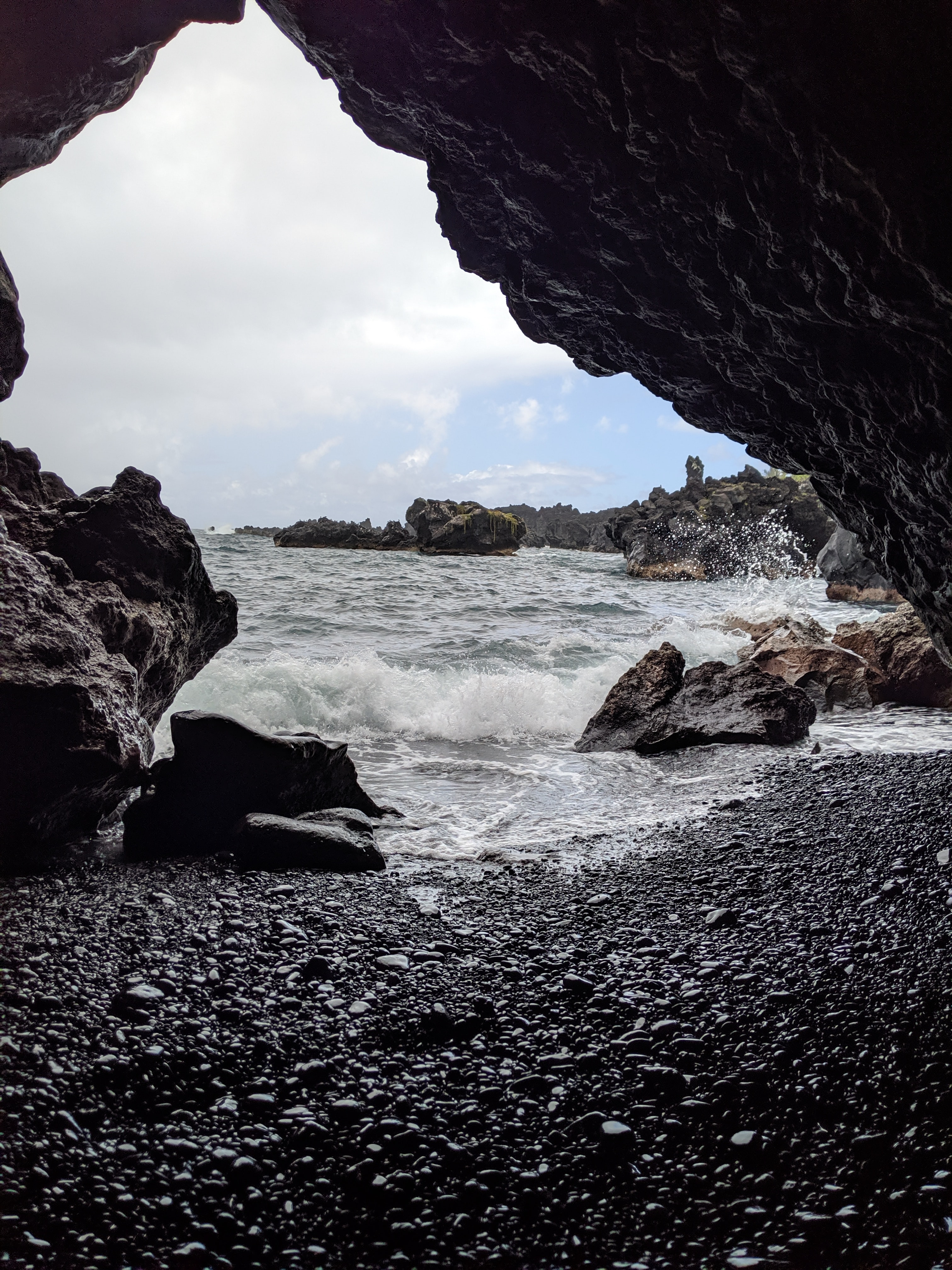 Скачать картинку Пещера, Скалы, Природа, Галька, Море в телефон бесплатно.