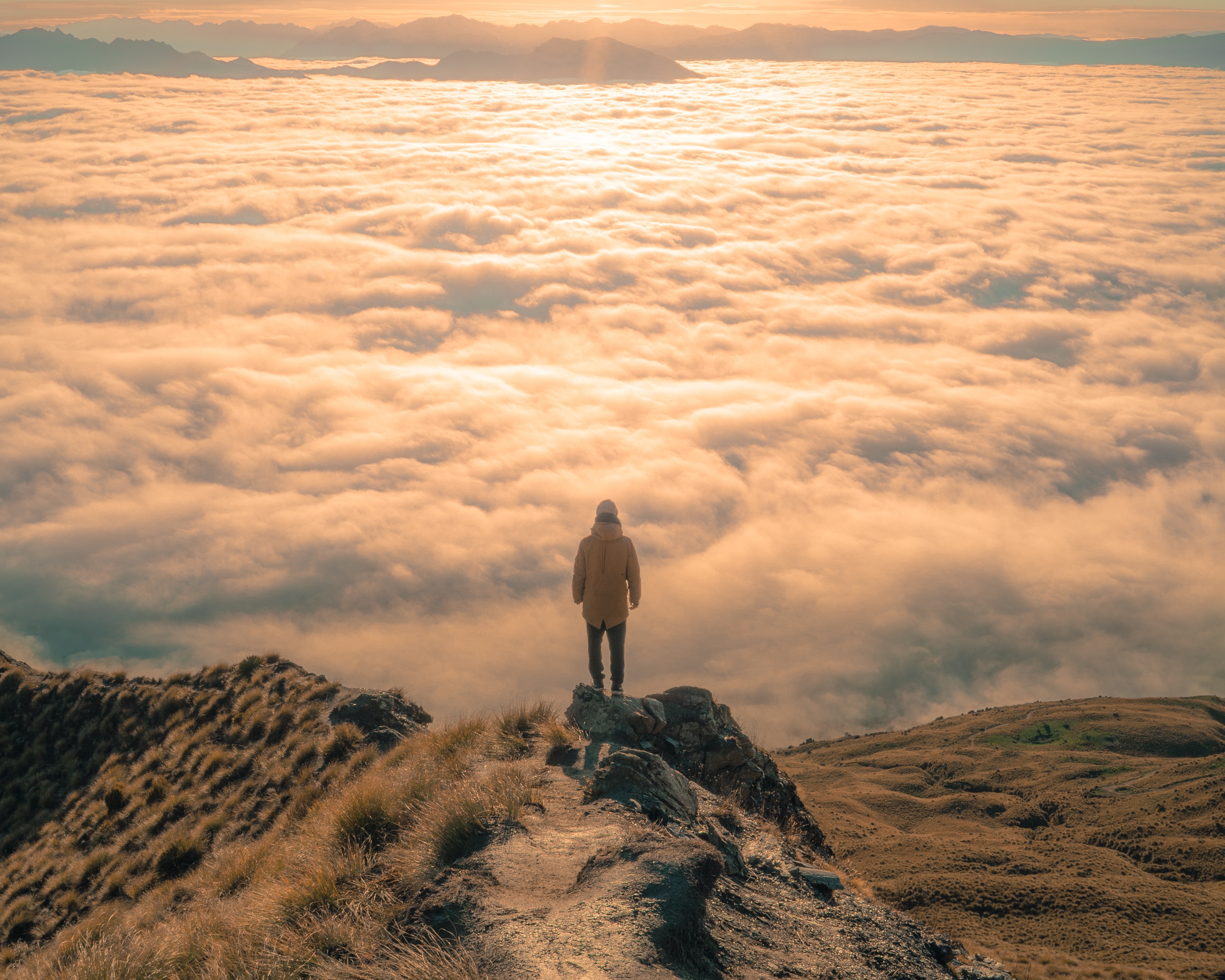 90815 завантажити шпалери самотність, природа, хмари, вершина, верх, нова зеландія, самота, самоті, людина, особа - заставки і картинки безкоштовно