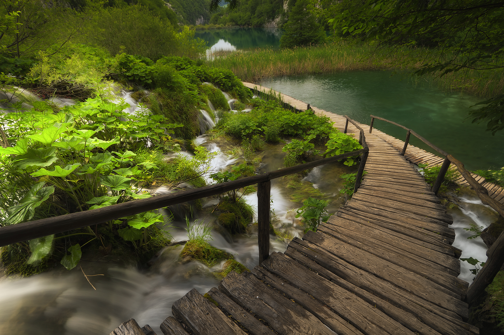 389042 descargar fondo de pantalla parque nacional del lago de plitvice, tierra/naturaleza, cascada, paseo, bosque, verde, cascadas: protectores de pantalla e imágenes gratis