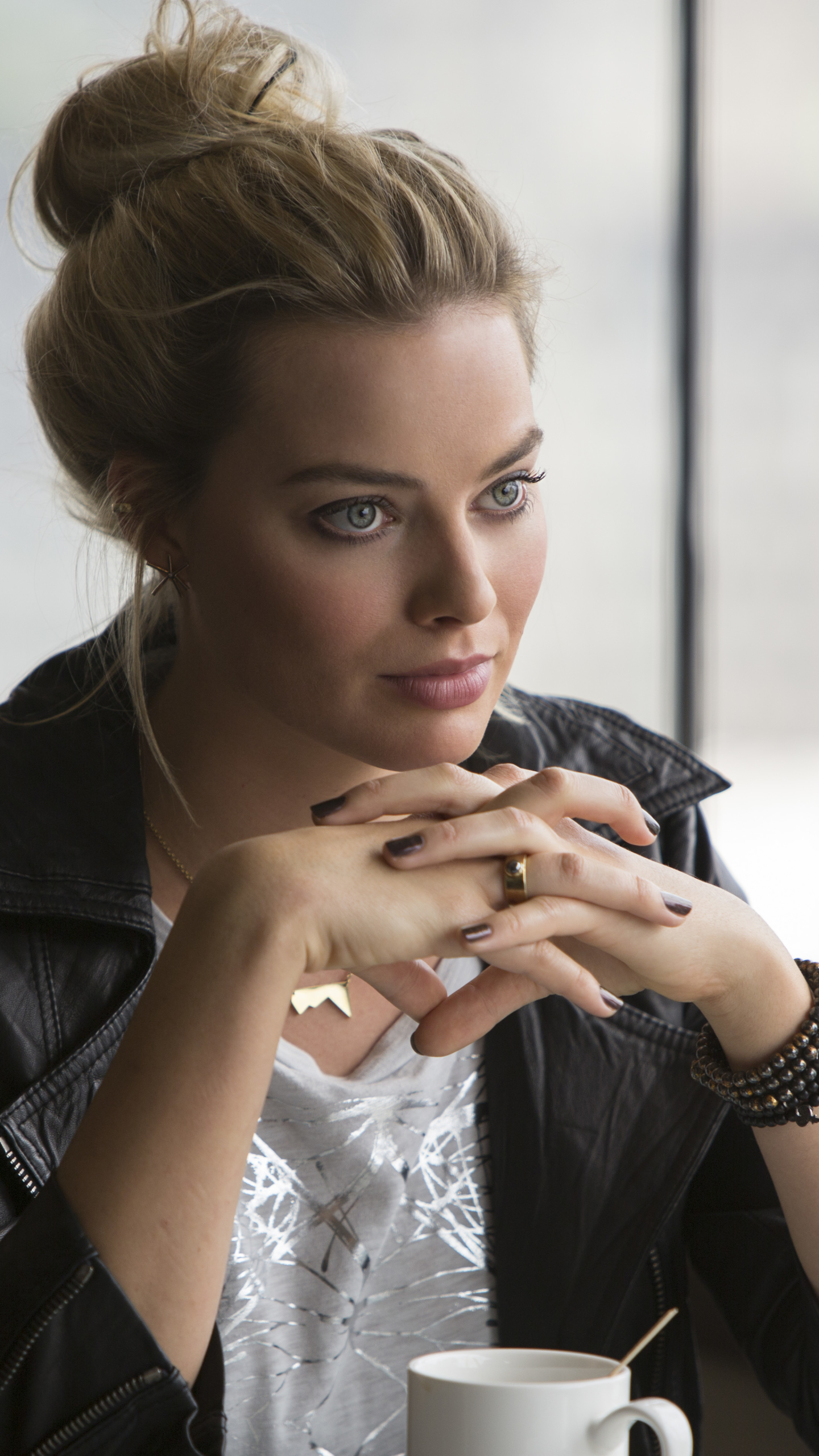 Download mobile wallpaper Blonde, Blue Eyes, Celebrity, Actress, Australian, Margot Robbie for free.