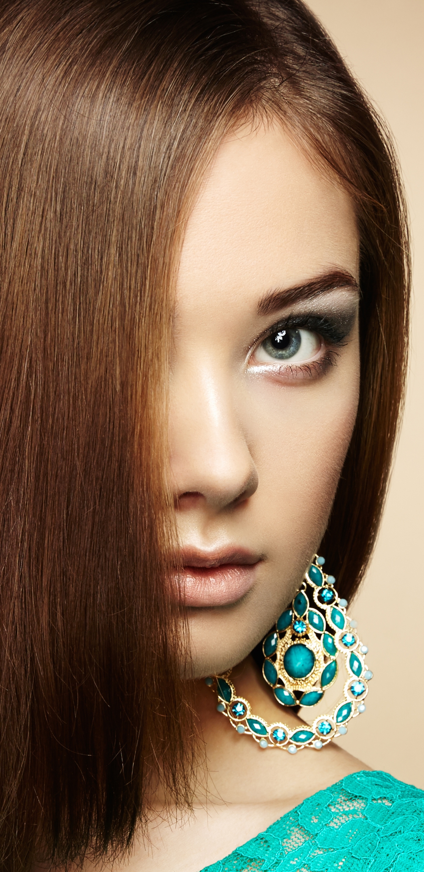 Handy-Wallpaper Haar, Gesicht, Brünette, Modell, Frauen, Ohrringe, Blaue Augen kostenlos herunterladen.