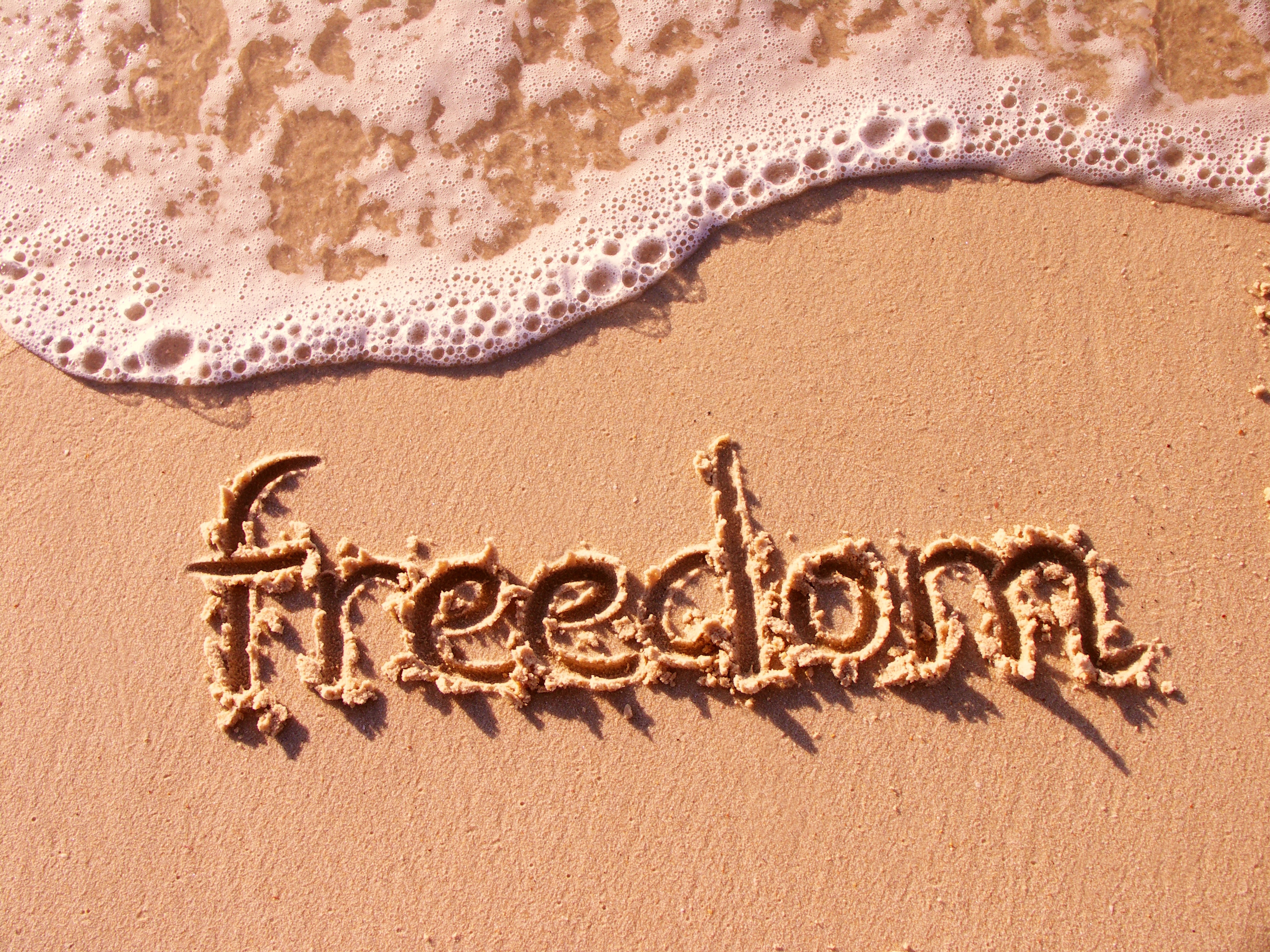 101783 завантажити картинку свобода, вода, пісок, берег, банк, слова, напис, піна - шпалери і заставки безкоштовно
