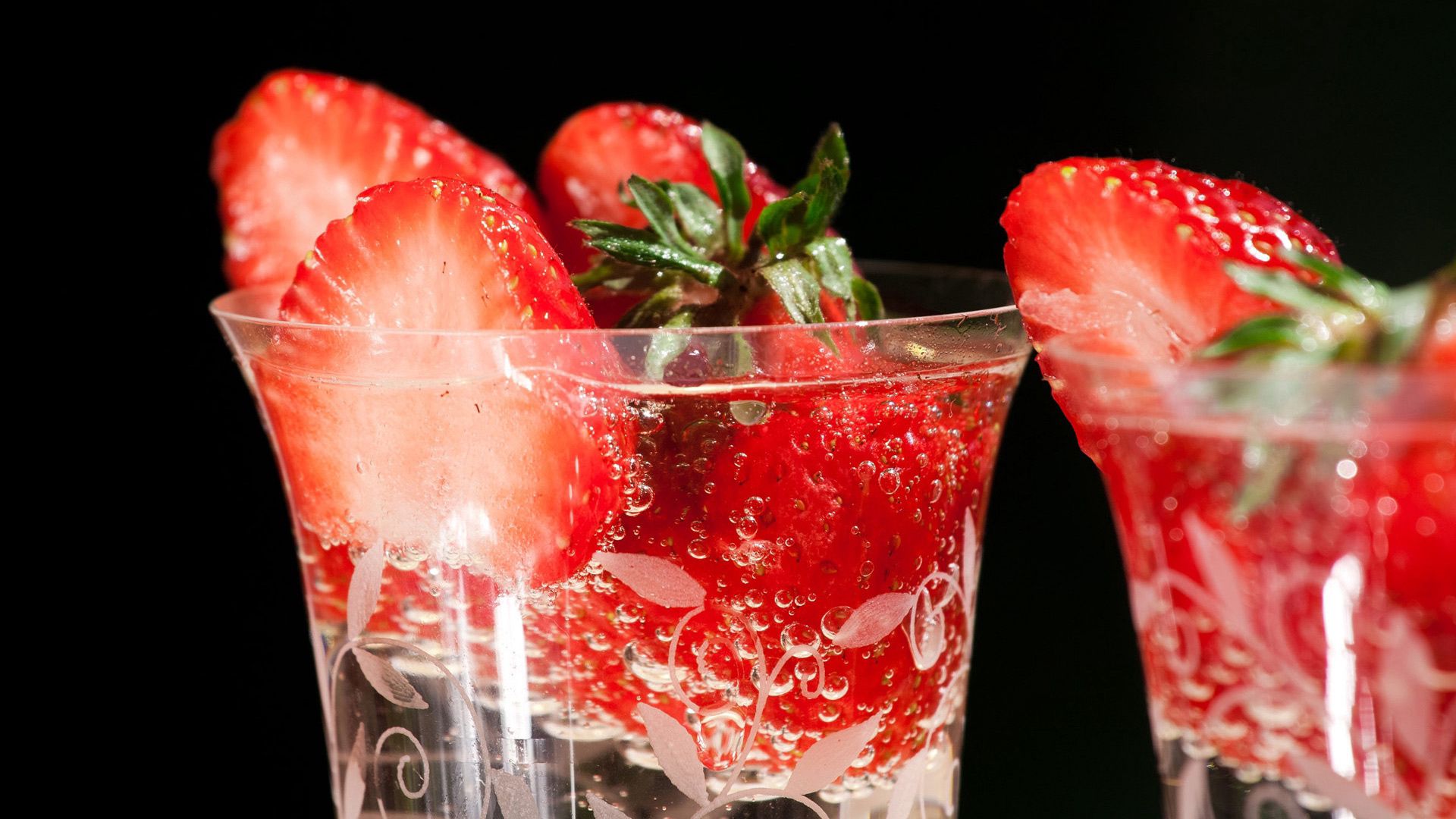 lobules, food, strawberry, glass, berry, slices 1080p