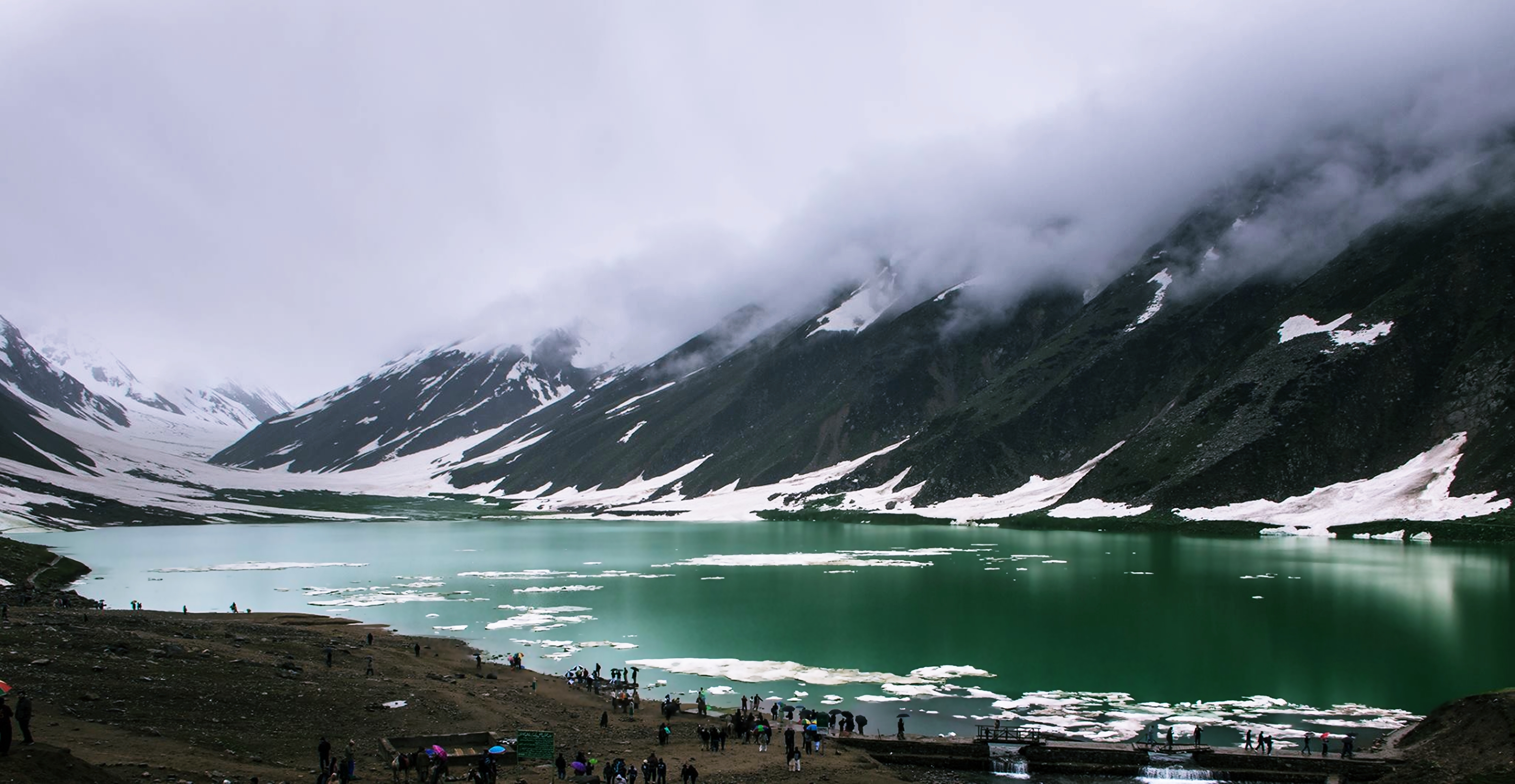 358222 завантажити шпалери фотографія, озеро, хмара, лід, пейзаж, гора, природа, пакистан, люди, сніг, озера - заставки і картинки безкоштовно