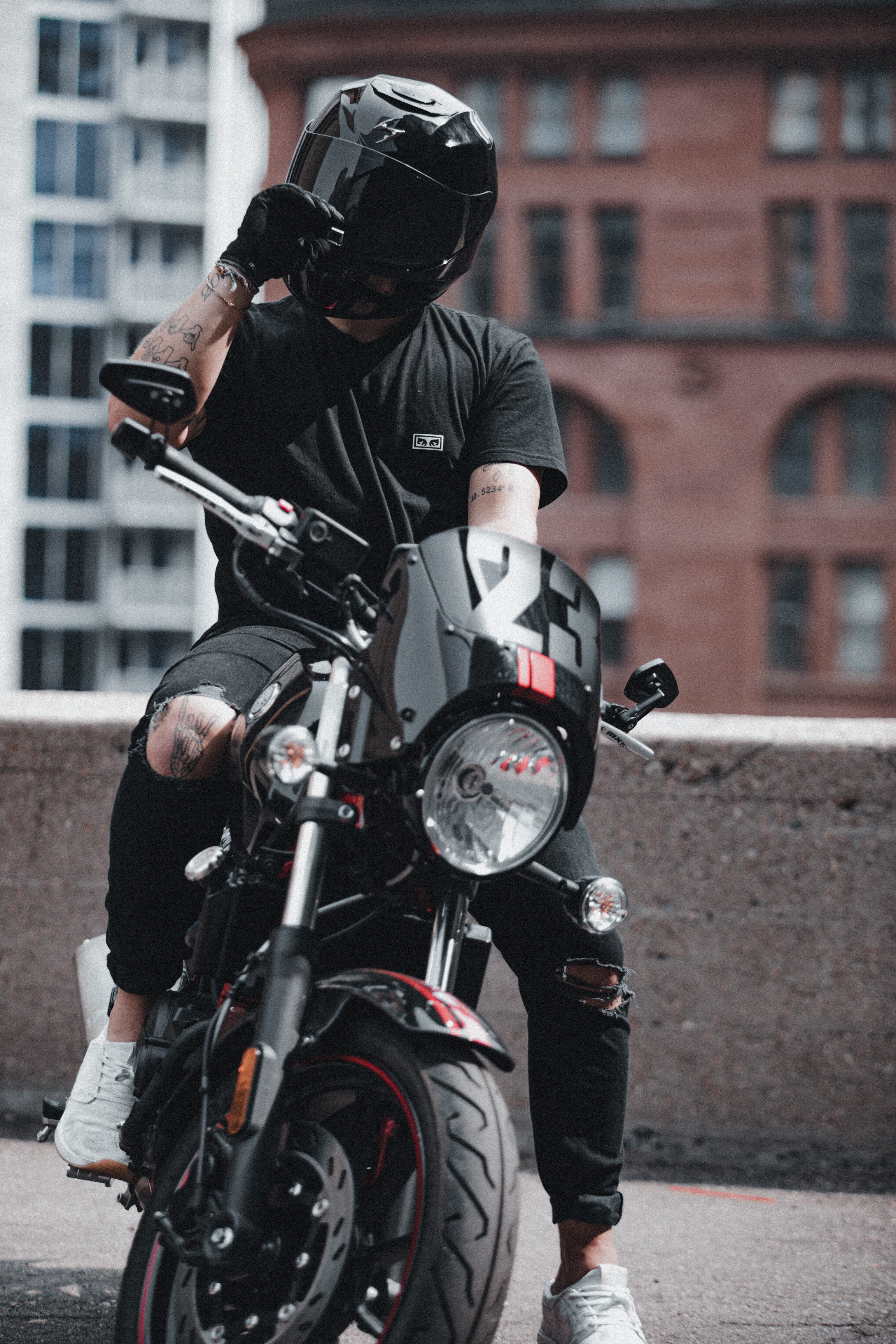 107631 télécharger l'image vélo, moto, motocycliste, vue de face, casque, motocyclette, bicyclette - fonds d'écran et économiseurs d'écran gratuits