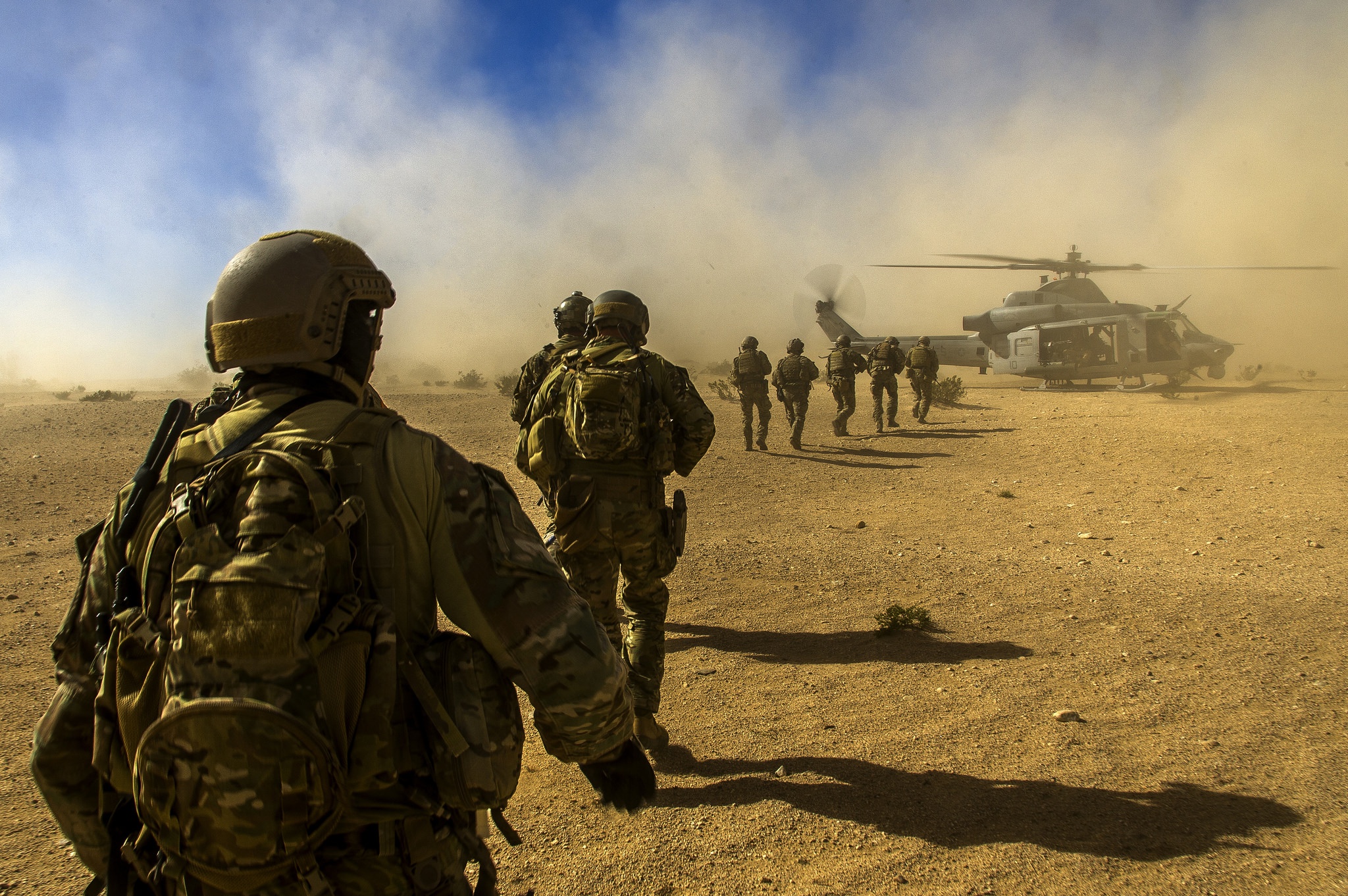 Скачати мобільні шпалери Пустеля, Вертоліт, Військовий, Солдат безкоштовно.