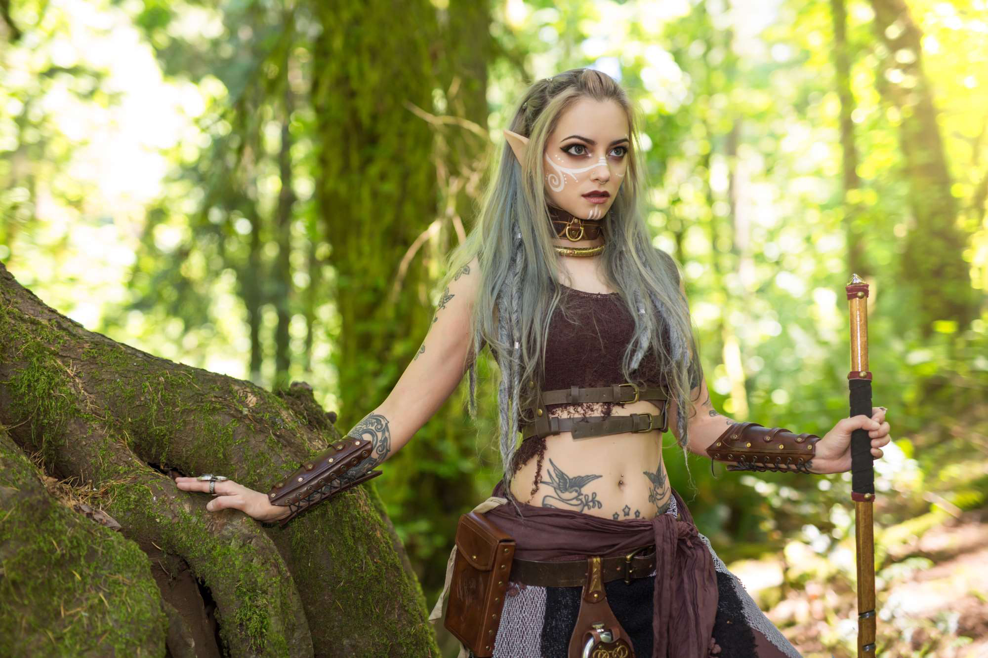 Laden Sie das Fantasie, Wald, Tätowierung, Elf, Modell, Frauen, Lange Haare, Weißes Haar, Cosplay-Bild kostenlos auf Ihren PC-Desktop herunter