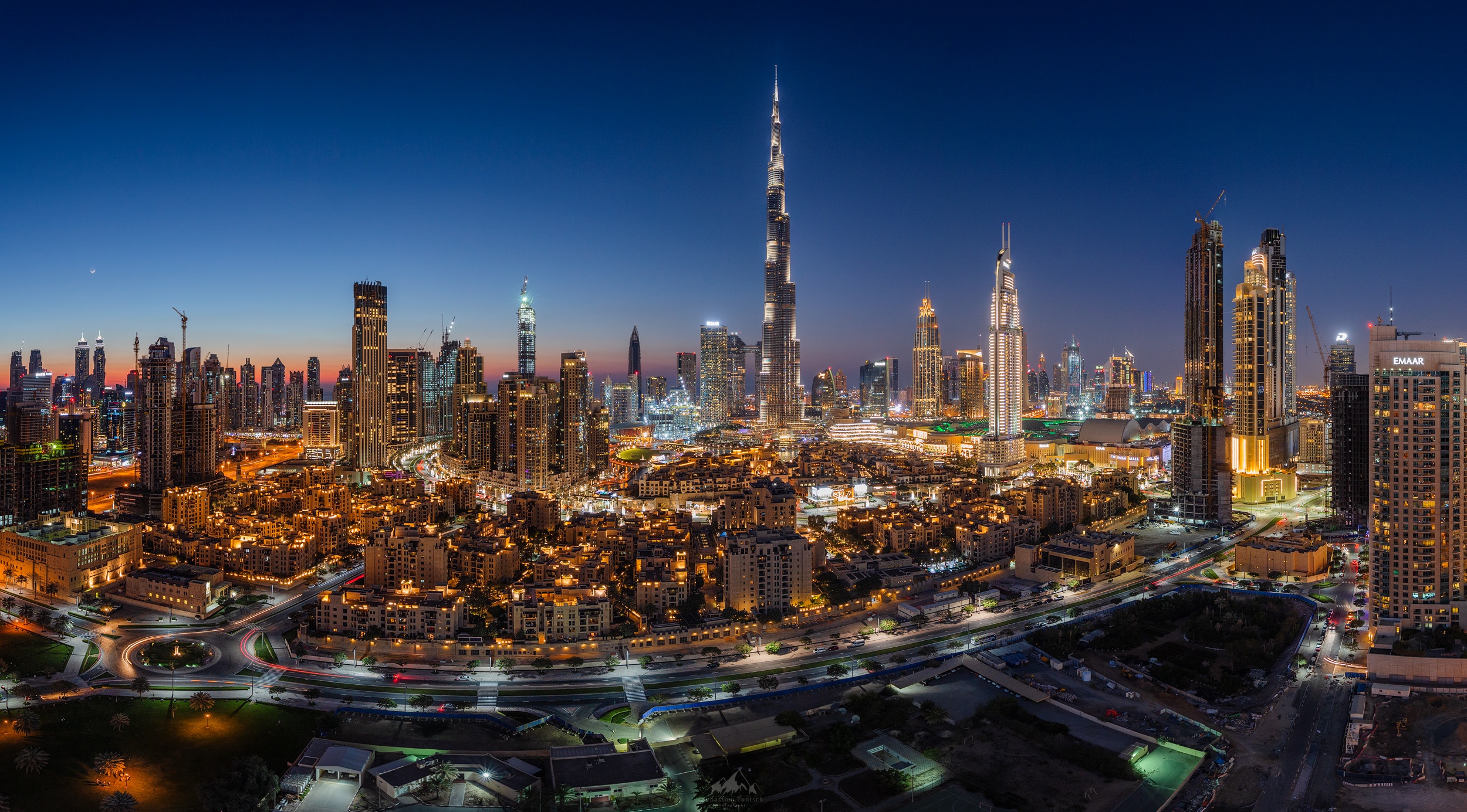 Скачать картинку Города, Ночь, Город, Свет, Дубай, Здание, Объединённые Арабские Эмираты, Небоскрёб, Сделано Человеком в телефон бесплатно.