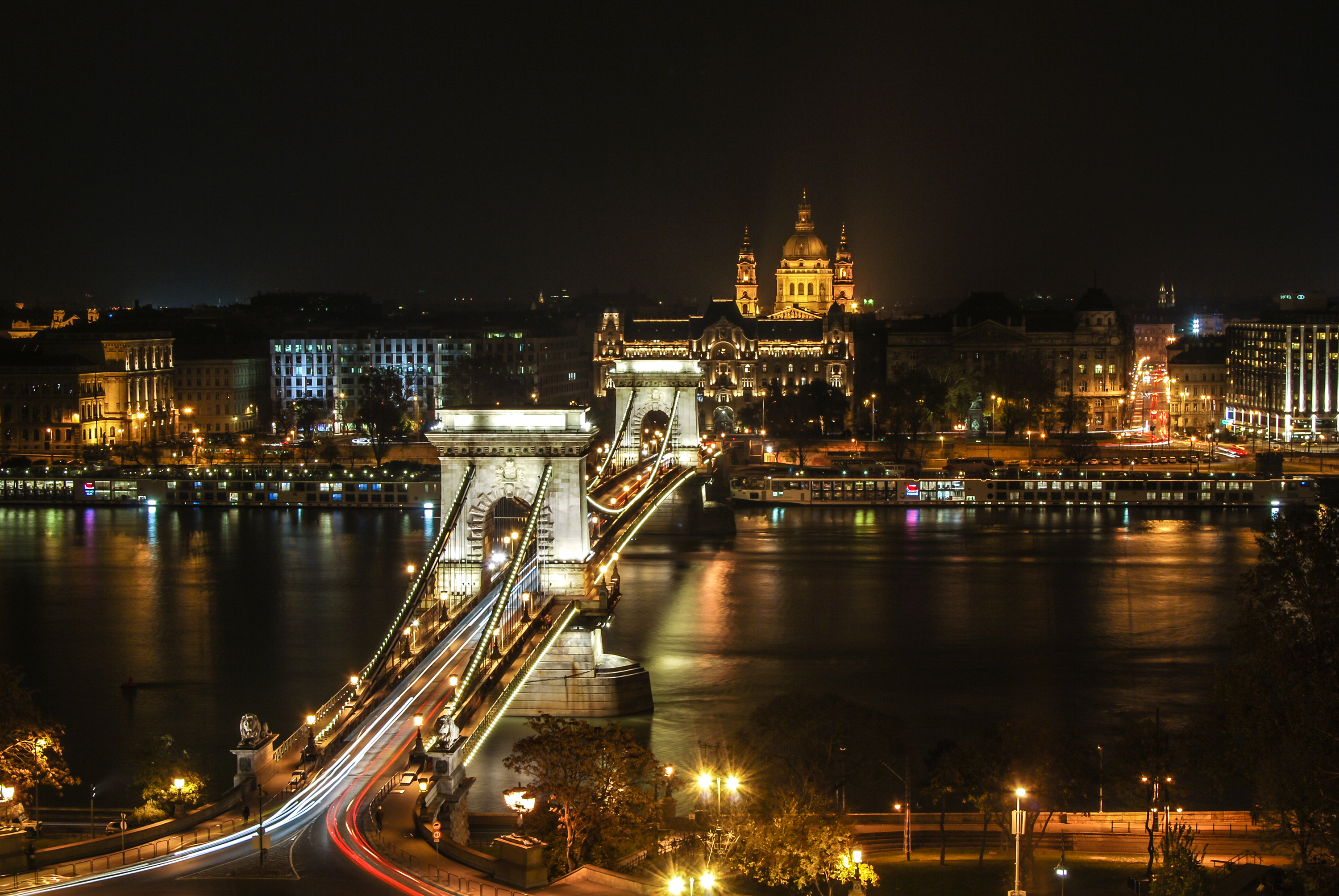 Laden Sie das Licht, Fluss, Brücke, Ungarn, Budapest, Nacht, Brücken, Menschengemacht, Großstadt, Zeitraffer, Kettenbrücke-Bild kostenlos auf Ihren PC-Desktop herunter