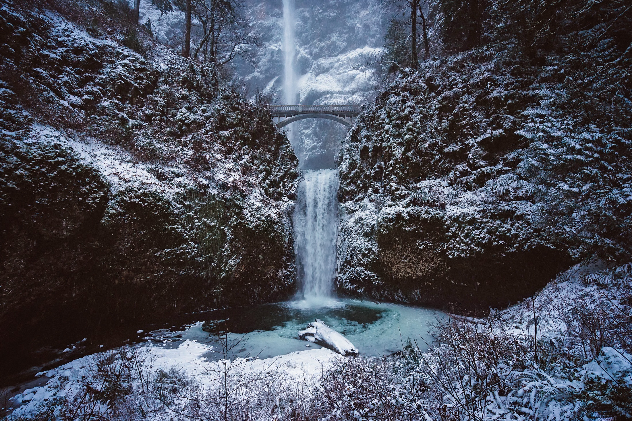 Baixe gratuitamente a imagem Inverno, Natureza, Cachoeiras, Ponte, Terra/natureza, Frozen Uma Aventura Congelante, Cachoeira na área de trabalho do seu PC