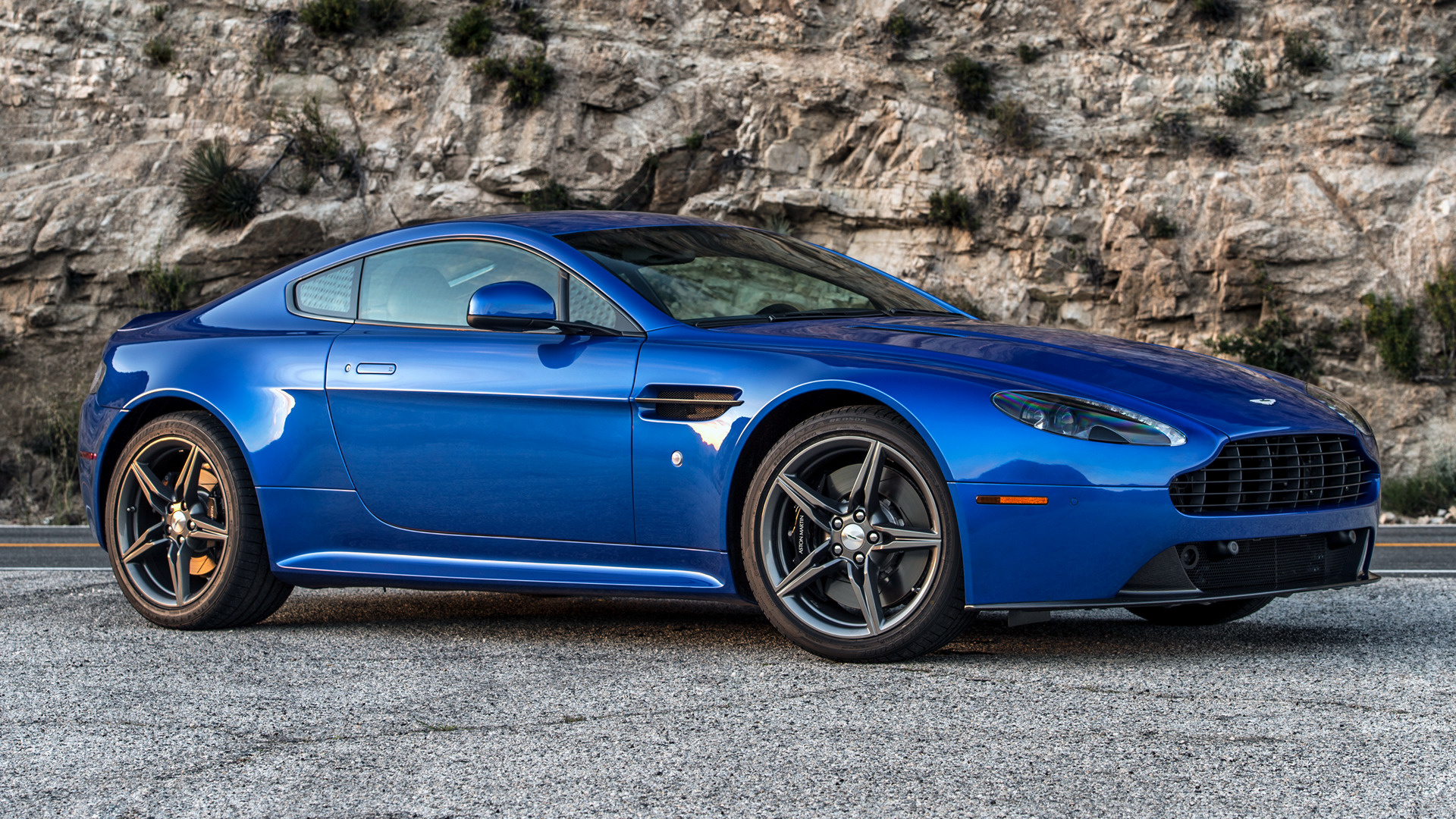 Die besten Aston Martin V8 Vantage Gts-Hintergründe für den Telefonbildschirm