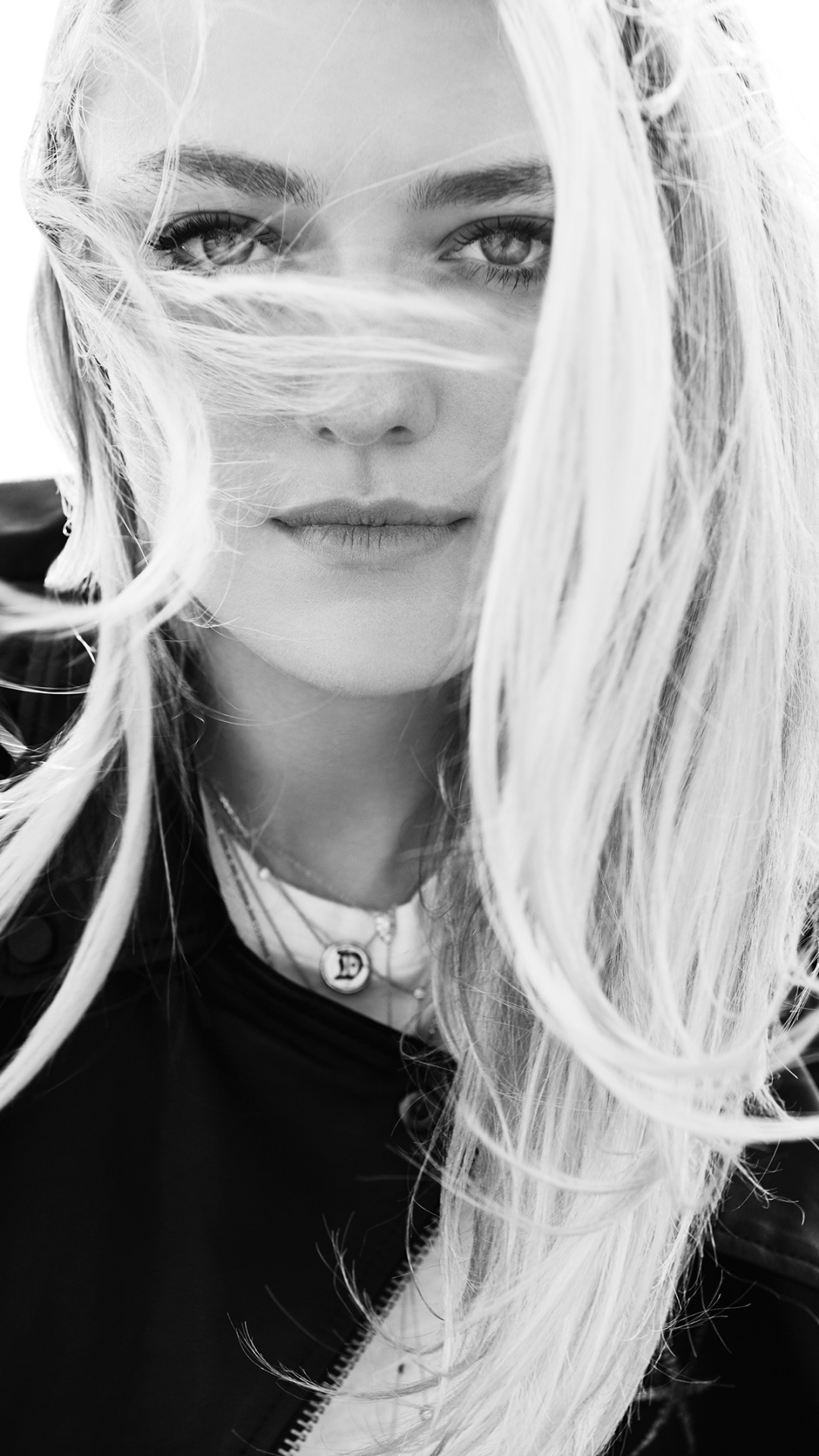 Download mobile wallpaper Blonde, American, Celebrity, Black & White, Actress, Dakota Fanning for free.