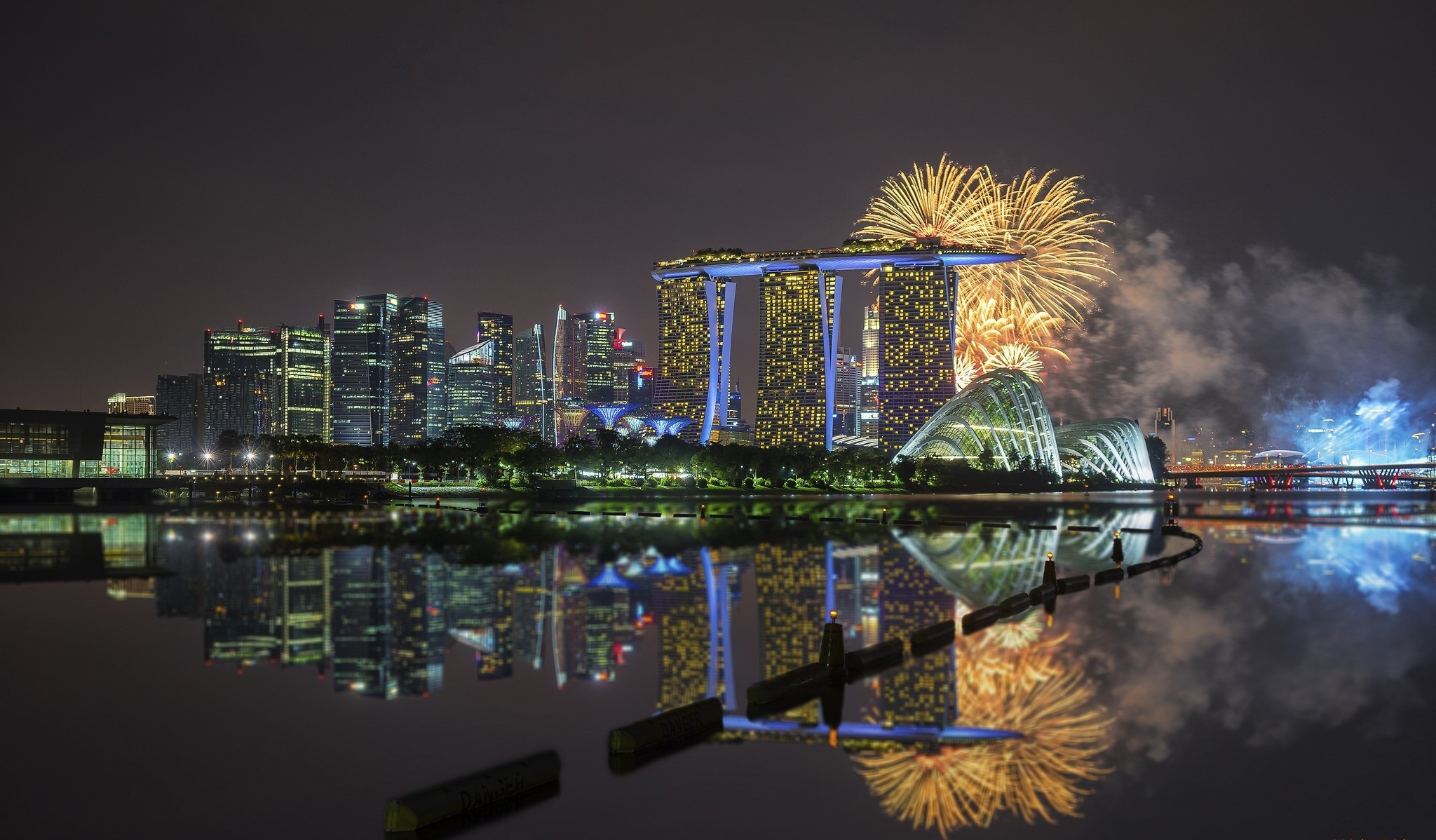 Laden Sie das Städte, Wolkenkratzer, Gebäude, Singapur, Feuerwerk, Menschengemacht, Großstadt, Spiegelung-Bild kostenlos auf Ihren PC-Desktop herunter