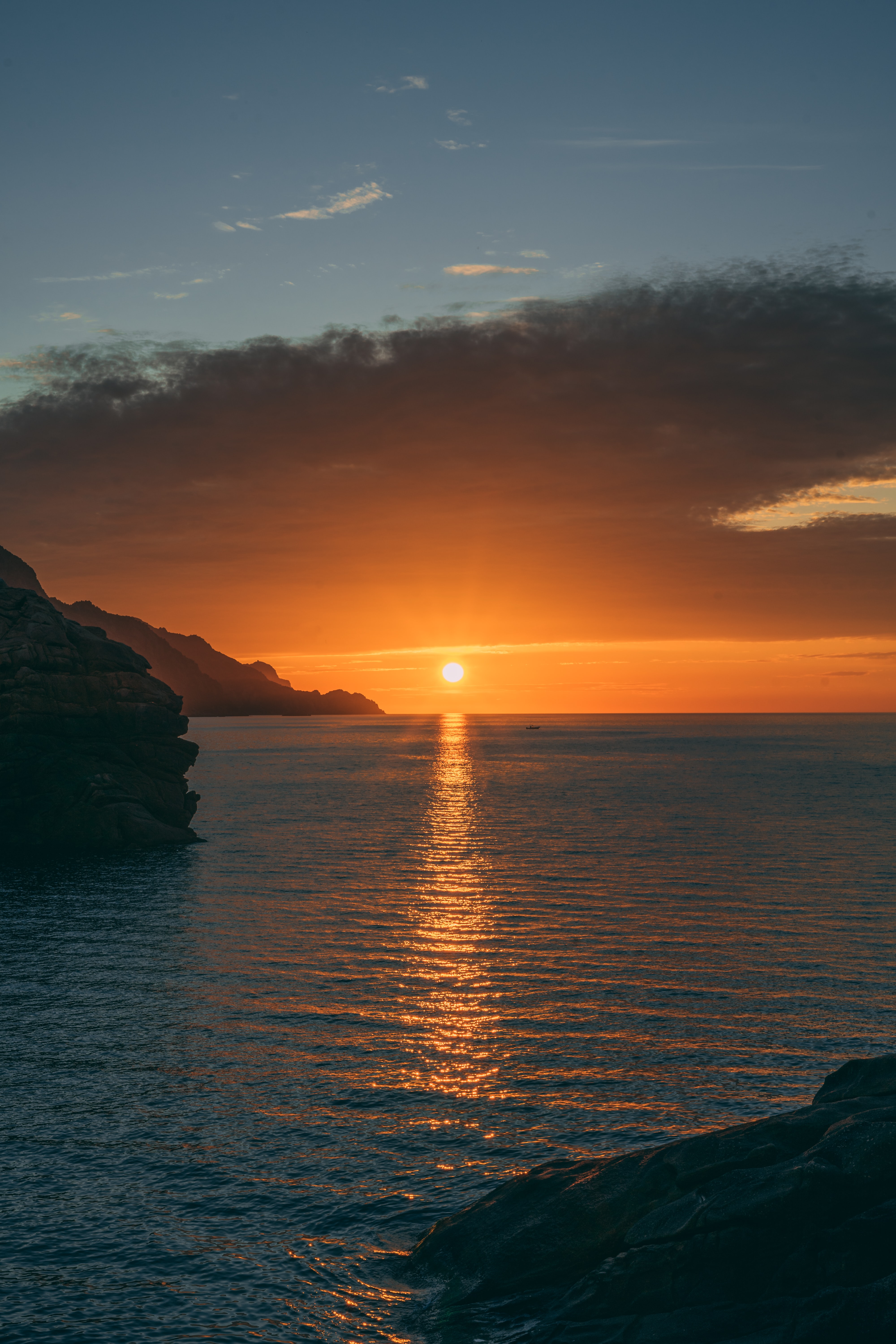 Free download wallpaper Nature, Sunset, Sea, Rocks, Horizon, Glare on your PC desktop