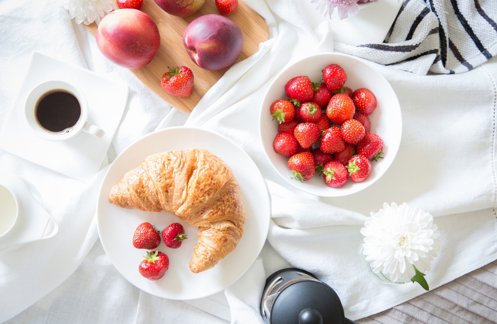 Handy-Wallpaper Erdbeere, Frucht, Croissant, Nahrungsmittel, Stillleben, Frühstuck kostenlos herunterladen.