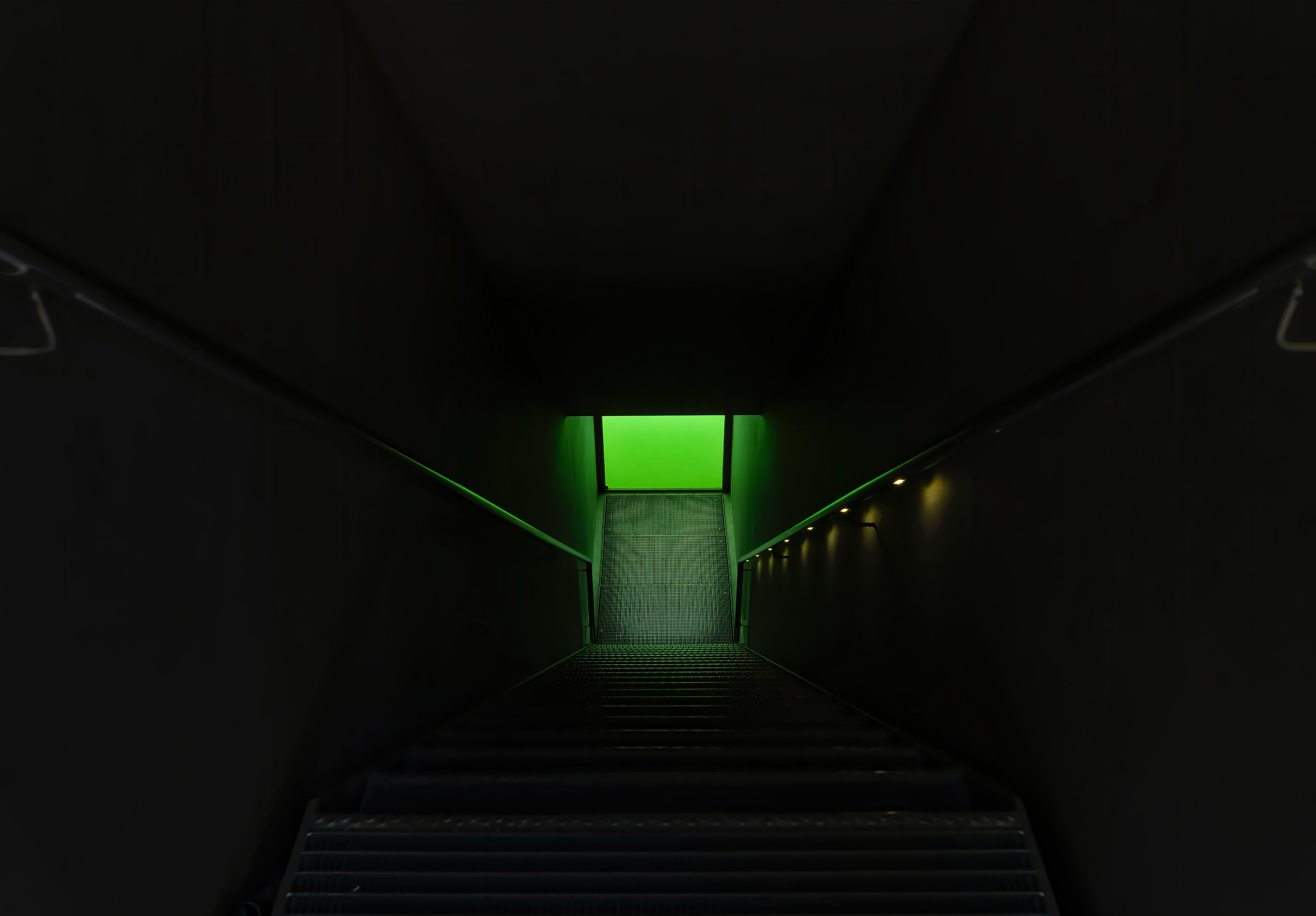 106905 скачать обои темные, темный, подсветка, зеленый, лестница, ступени - заставки и картинки бесплатно