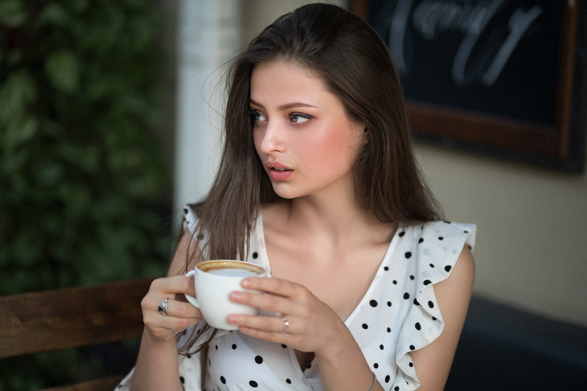 Laden Sie das Modell, Frauen, Blaue Augen, Schwarzes Haar, Kaffee-Bild kostenlos auf Ihren PC-Desktop herunter