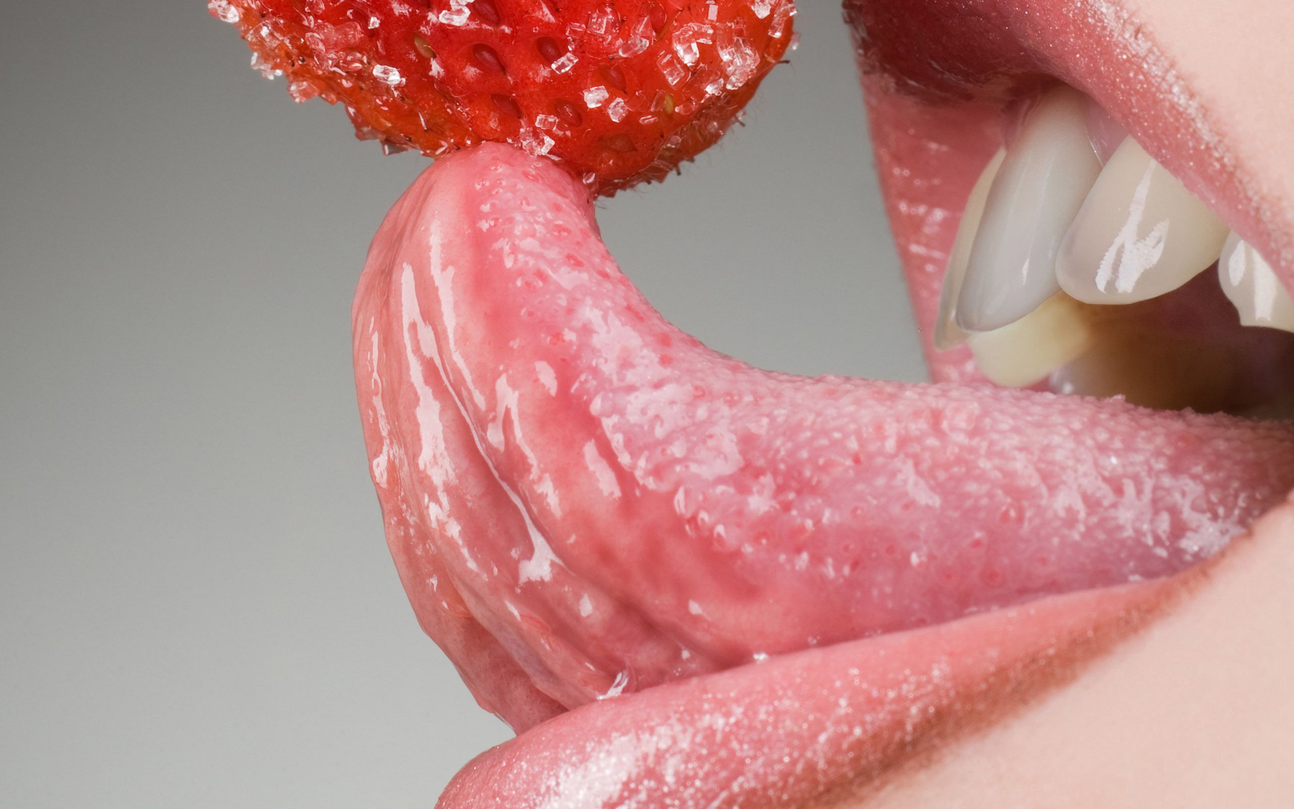 59917 скачать картинку зубы, клубника, макро, ягода, рот, язык, сладкий - обои и заставки бесплатно