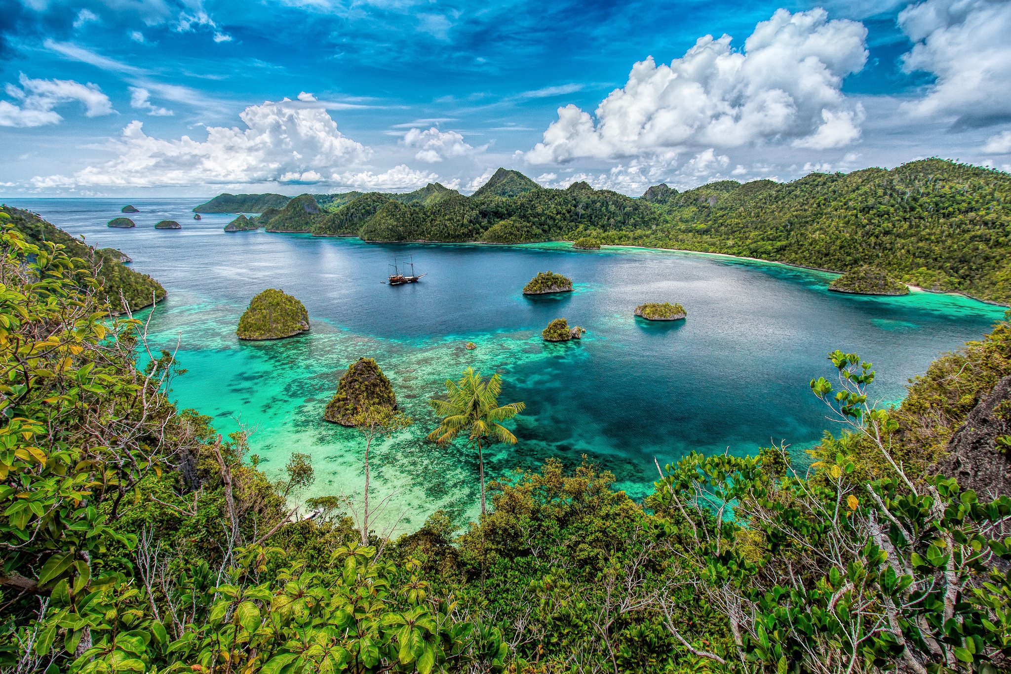 670477 télécharger le fond d'écran indonésie, terre/nature, lagune, nuage, vacances, tropiques - économiseurs d'écran et images gratuitement