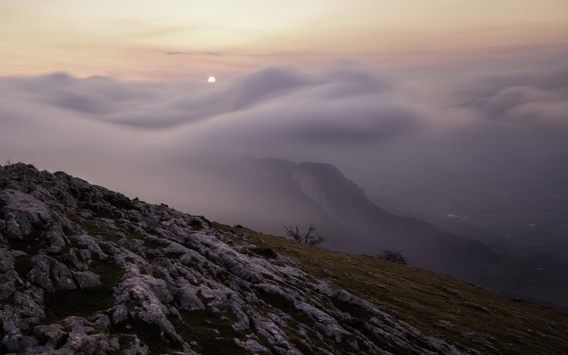 Скачать обои бесплатно Закат, Туман, Холм, Земля/природа картинка на рабочий стол ПК
