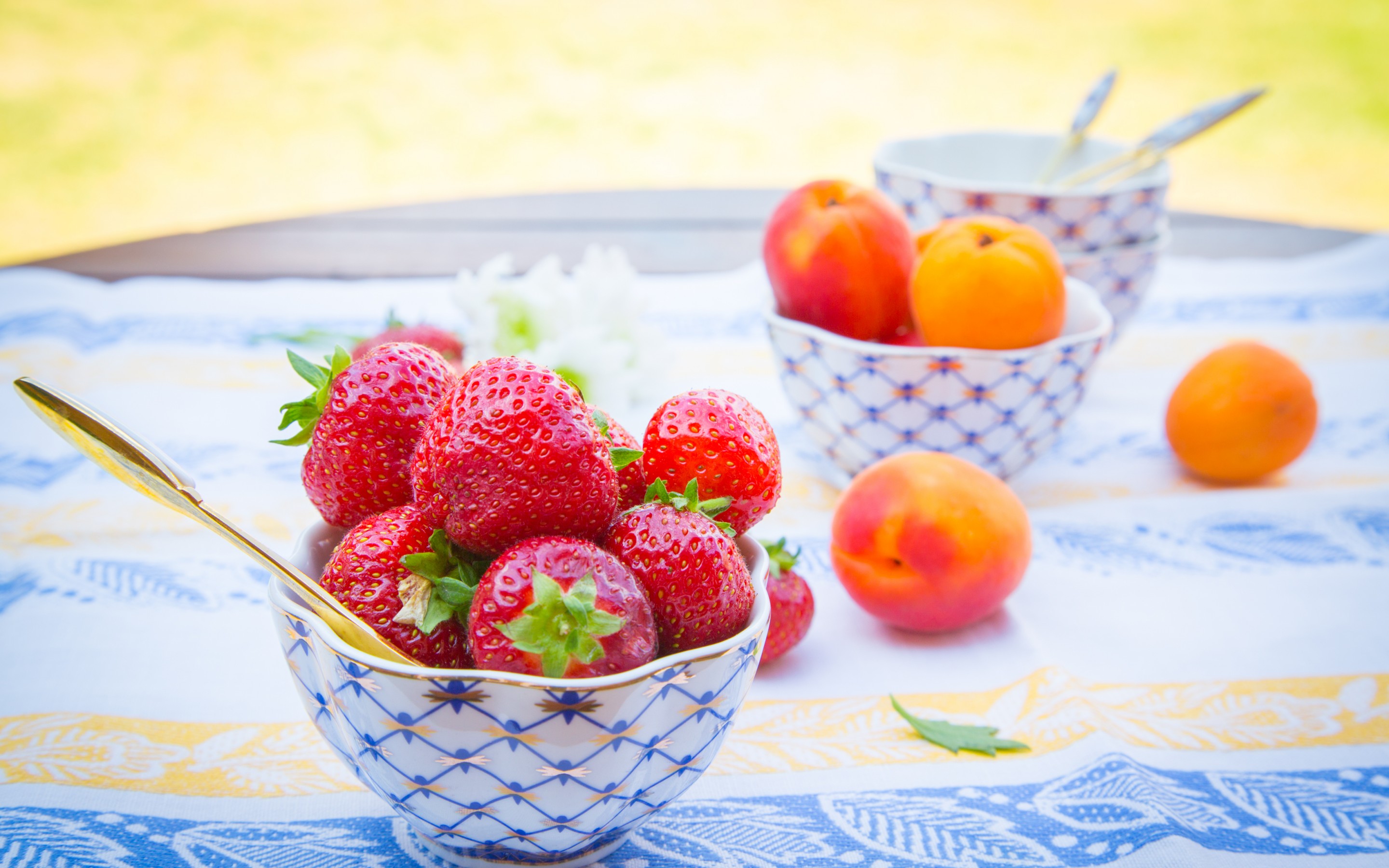 318792 Bild herunterladen nahrungsmittel, frucht, aprikose, erdbeere, früchte - Hintergrundbilder und Bildschirmschoner kostenlos