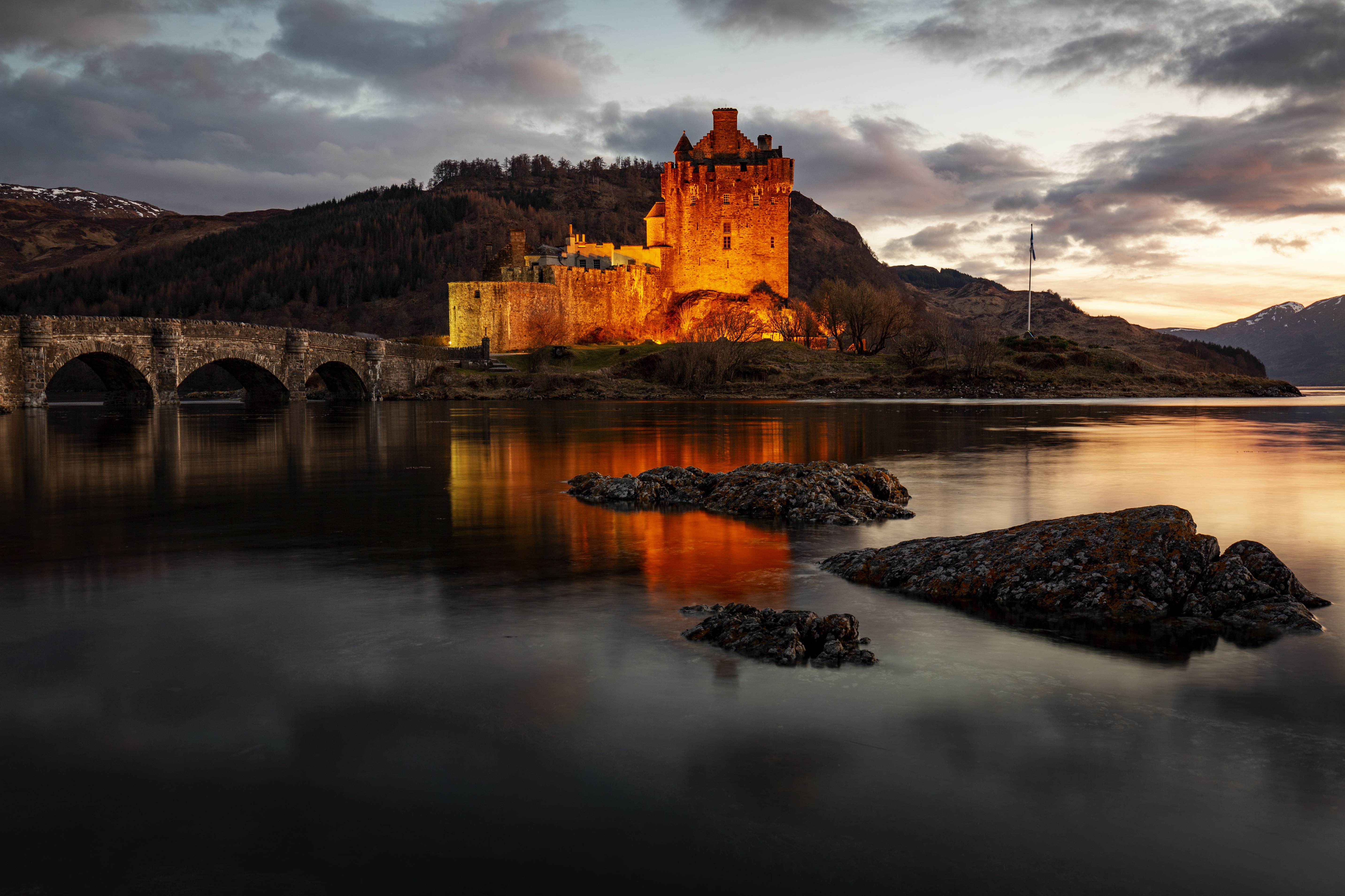 Скачать картинку Замки, Замок, Озеро, Мост, Шотландия, Сделано Человеком, Замок Эйлен Донан в телефон бесплатно.