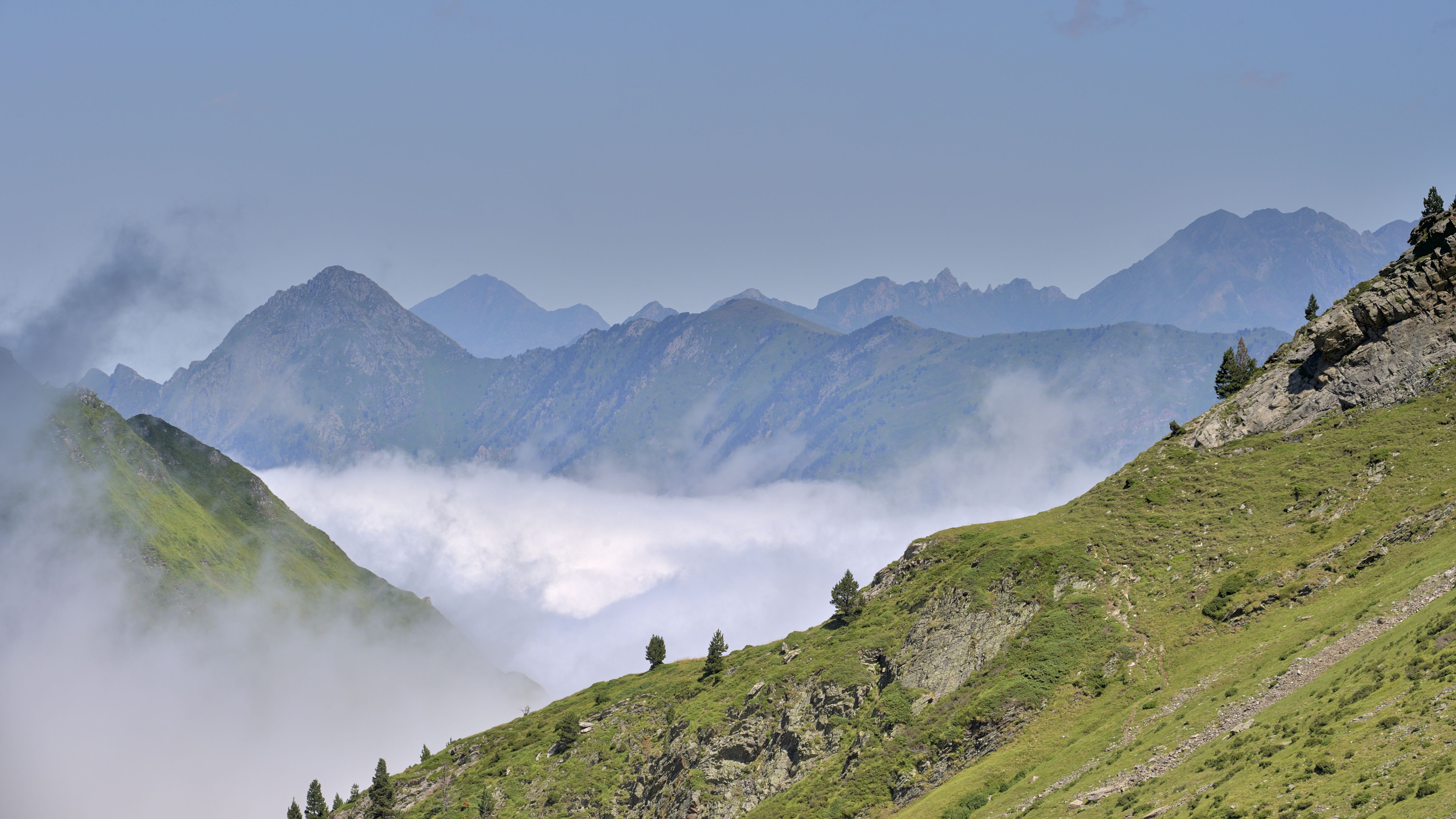 Handy-Wallpaper Clouds, Steigung, Dahl, Distanz, Mountains, Feiertage kostenlos herunterladen.