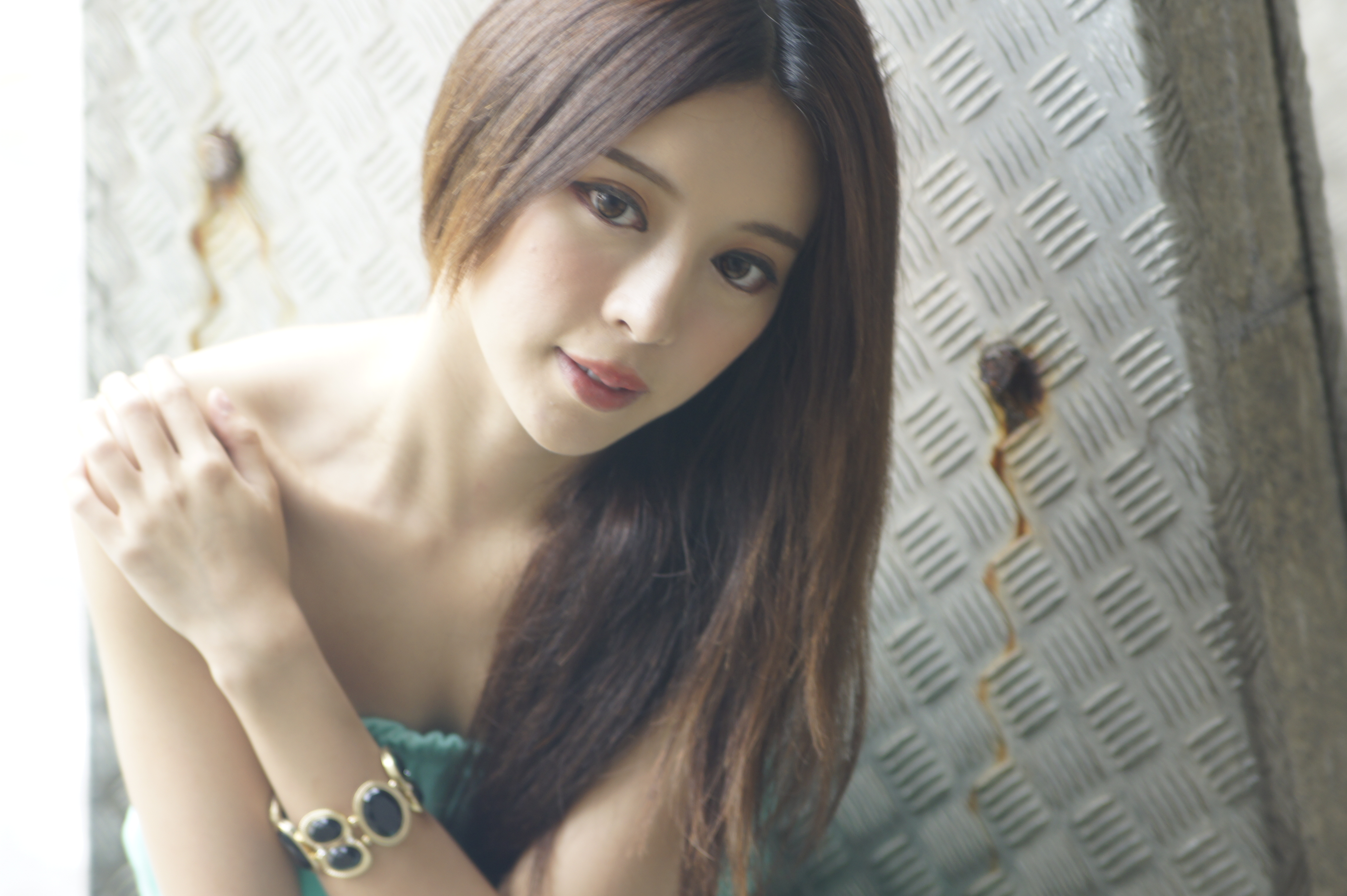 Free download wallpaper Bokeh, Model, Women, Bracelet, Asian, Taiwanese, Julie Chang, Zhang Qi Jun on your PC desktop