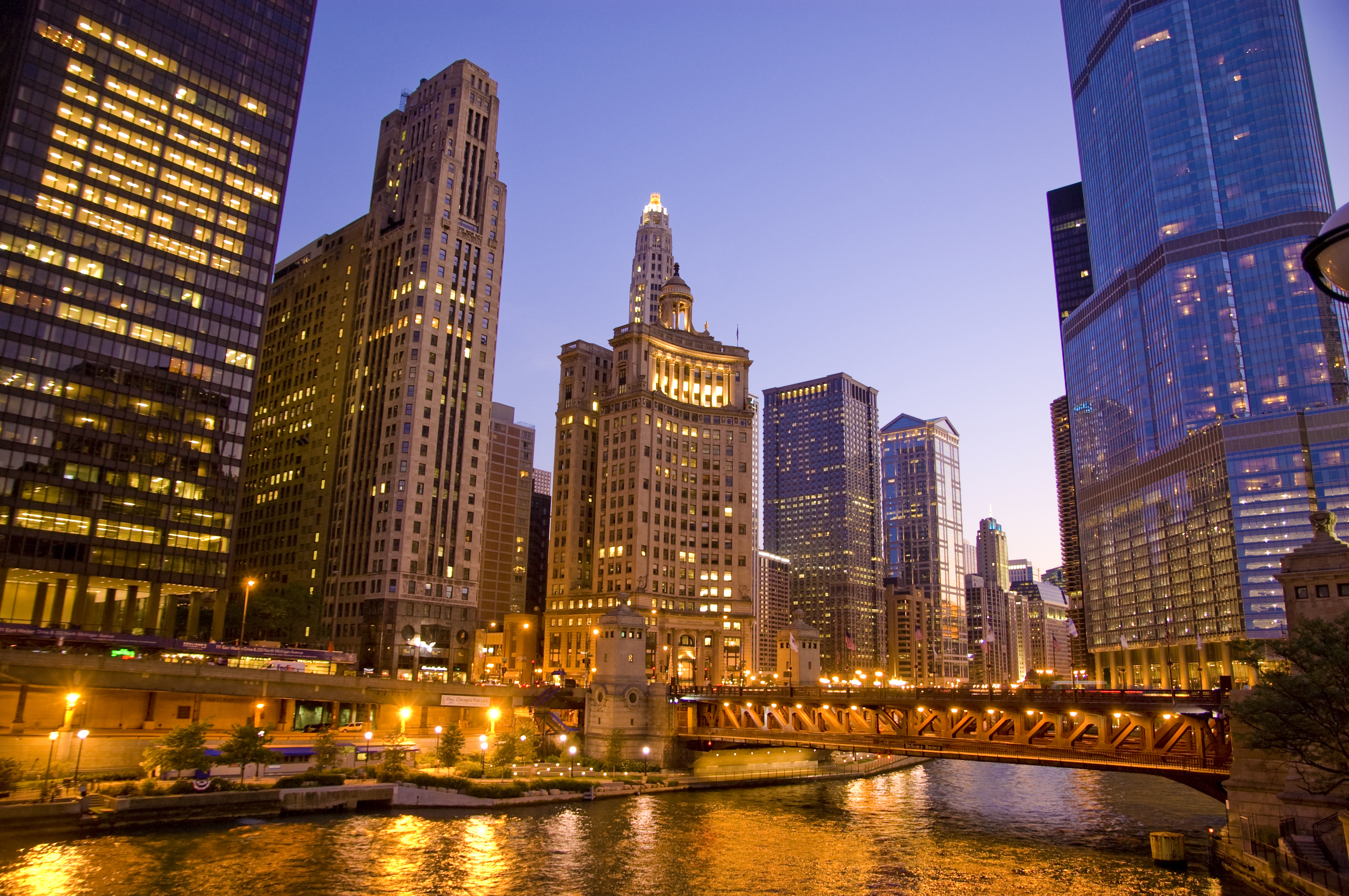 Baixar papel de parede para celular de Cidades, Noite, Eua, Cidade, Arranha Céu, Luz, Construção, Chicago, Feito Pelo Homem gratuito.