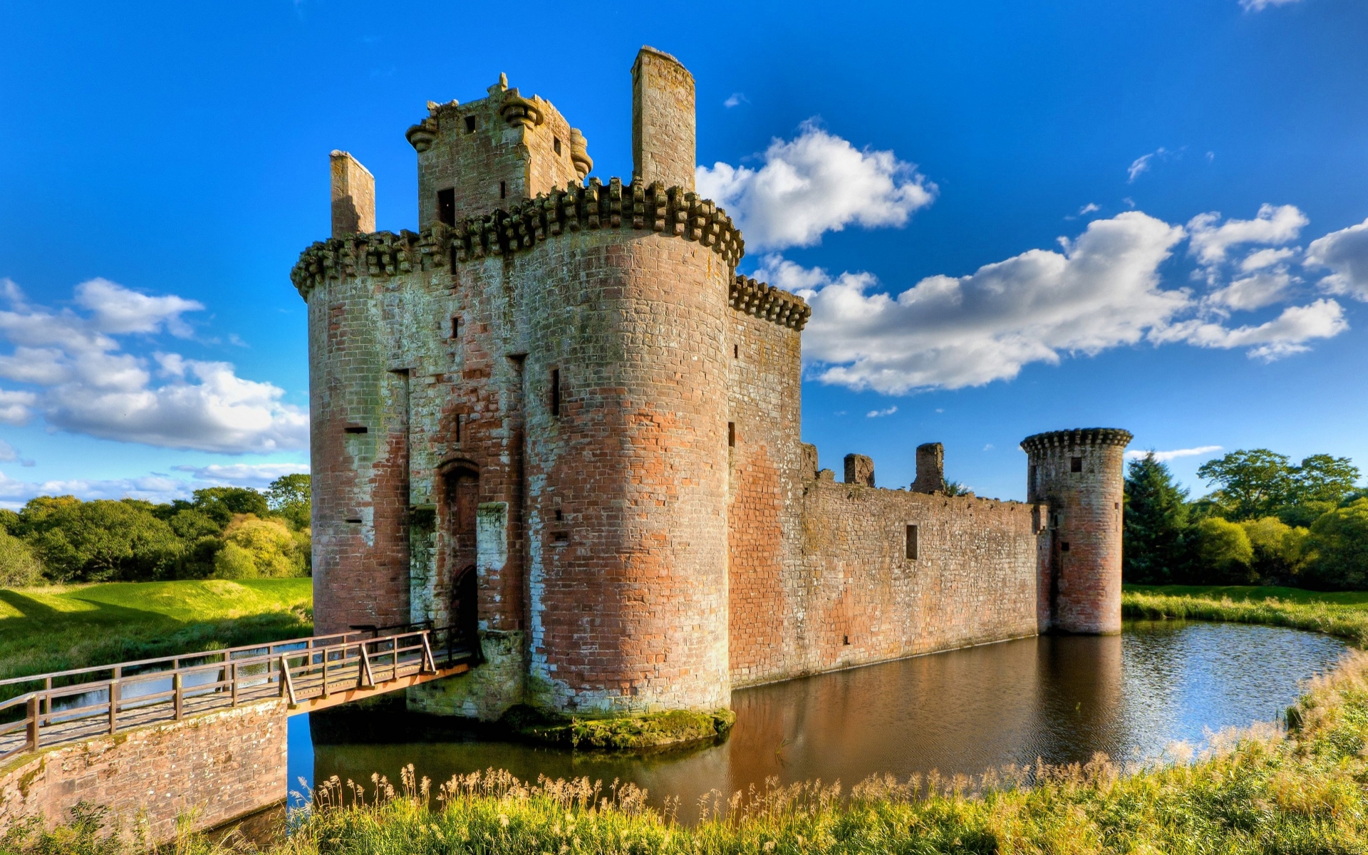 Free download wallpaper Castles, Man Made, Caerlaverock Castle on your PC desktop