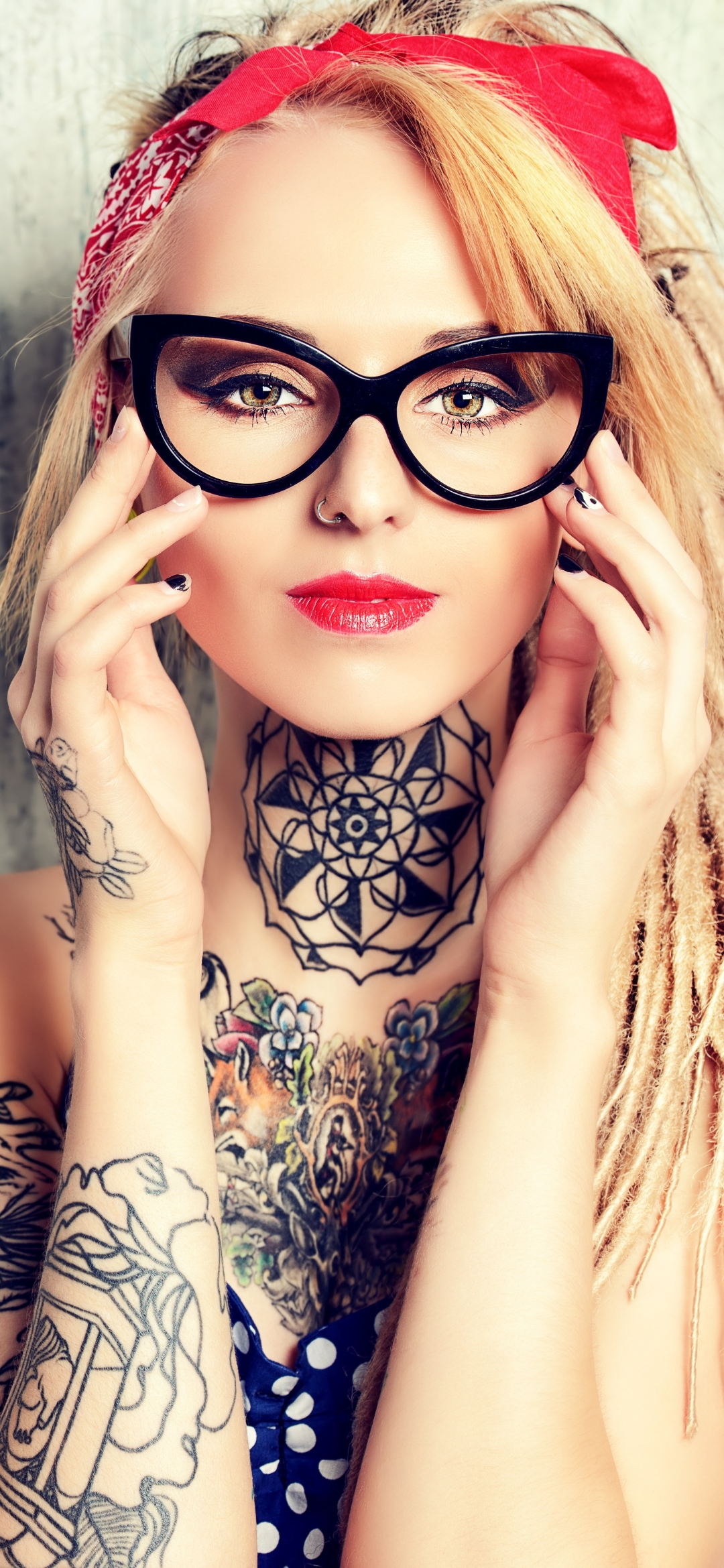 Скачати мобільні шпалери Татуювання, Блондинка, Окуляри, Модель, Жінки, Губна Помада безкоштовно.