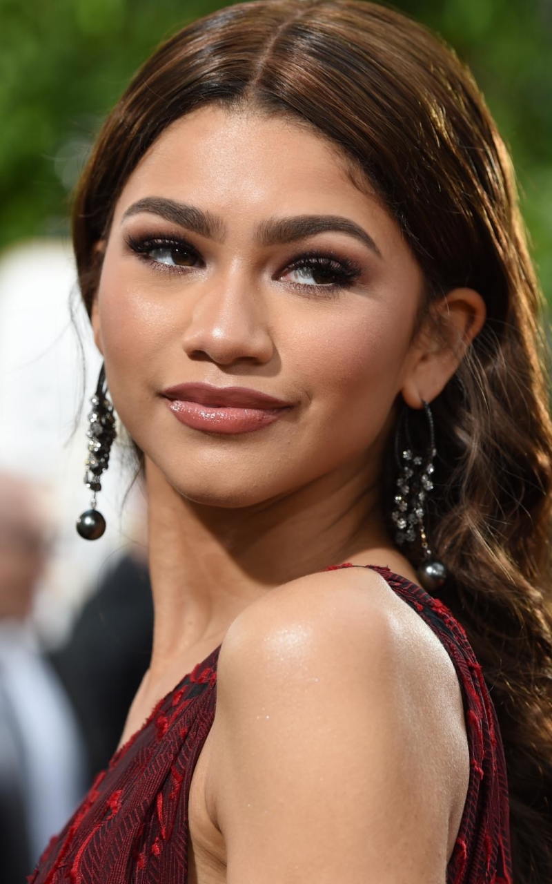 Download mobile wallpaper Singer, Brunette, Earrings, American, Celebrity, Brown Eyes, Actress, Zendaya for free.