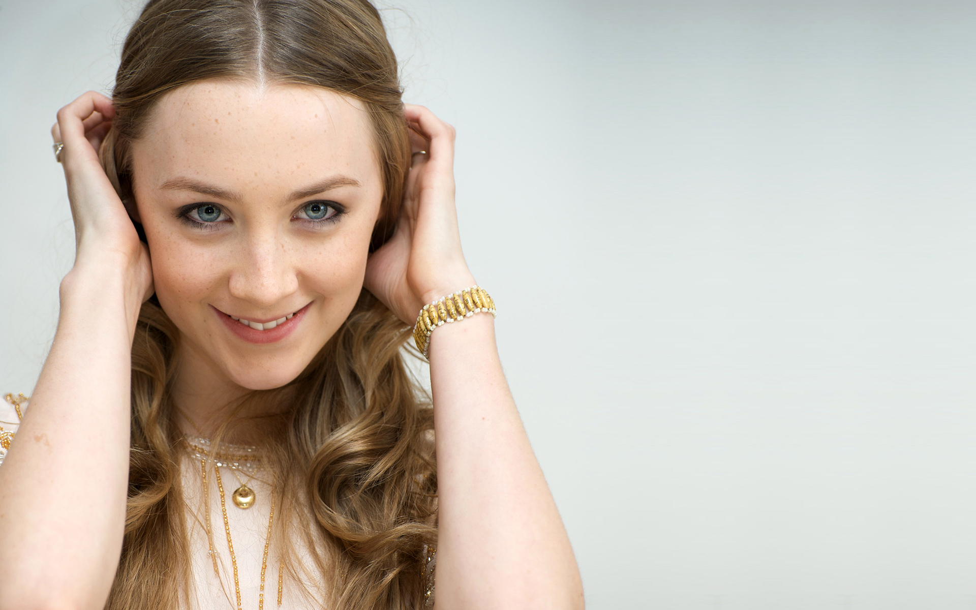Free download wallpaper Smile, Face, Blue Eyes, Celebrity, Actress, Saoirse Ronan on your PC desktop